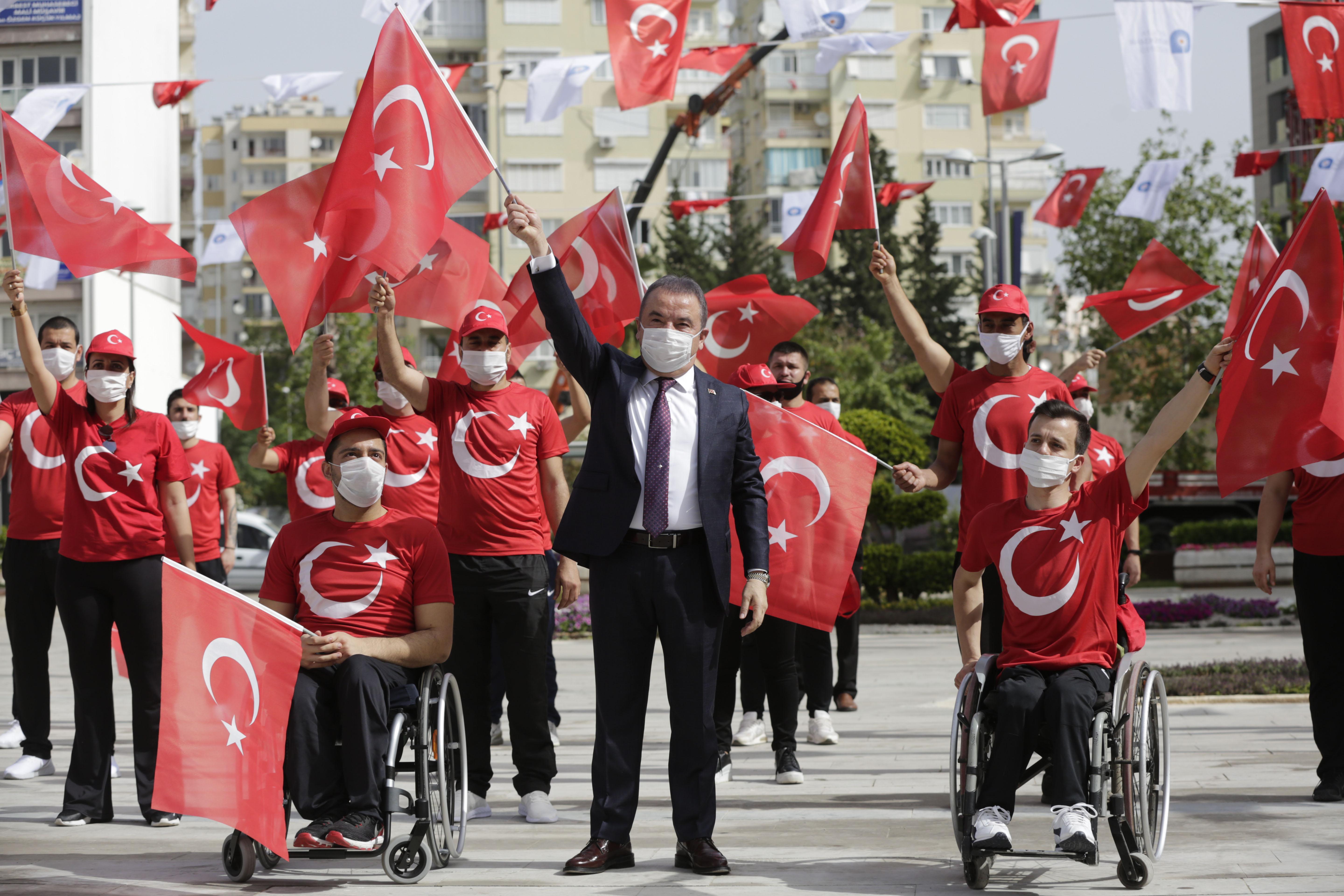 Sosyal mesafeli 19 Mayıs coşkusu