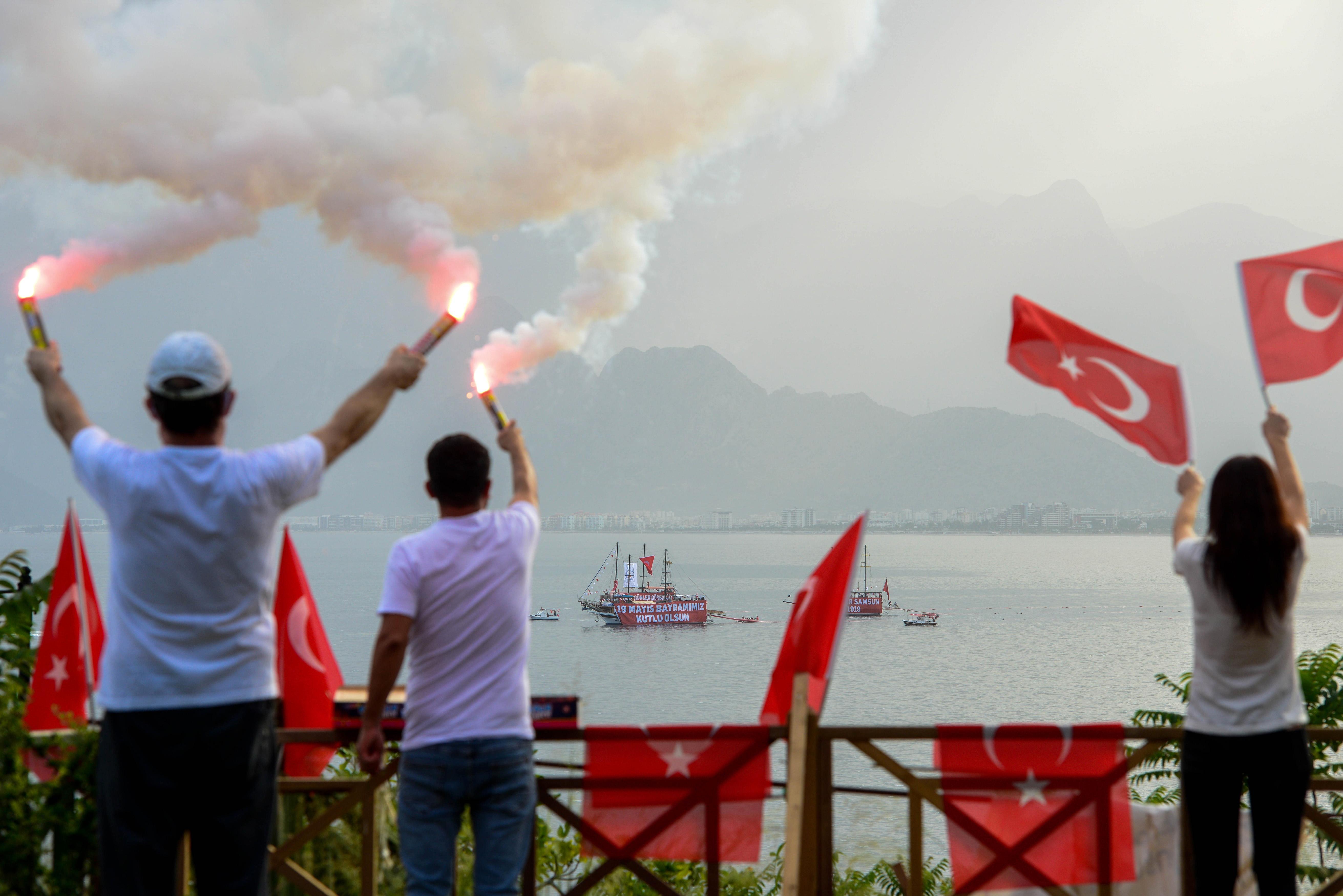 Tüm Türkiye saat 19:19da  tek yürek İstiklal Marşını okudu