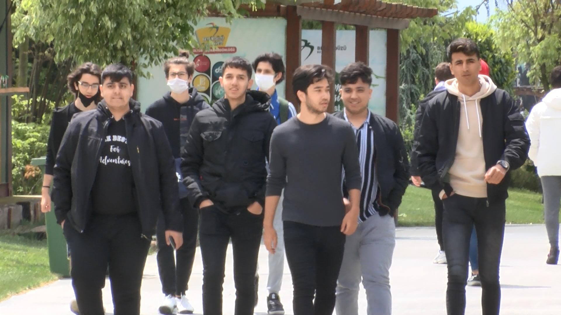 Gençler dışarı çıktı; sosyal mesafeye uymadılar