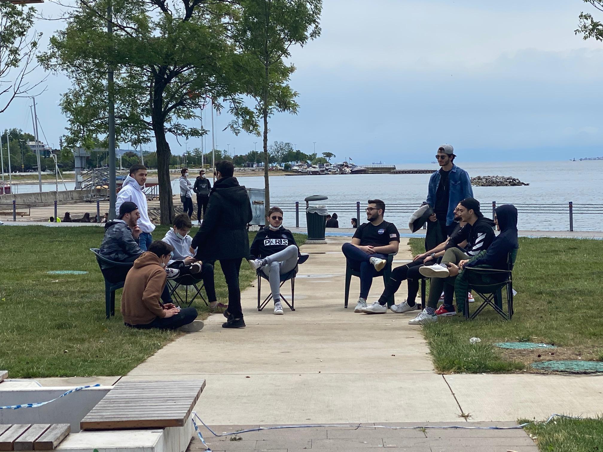 Gençler dışarı çıktı; sosyal mesafeye uymadılar