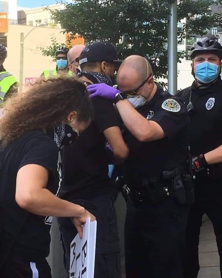 Polis ve eylemciler arasında dayanışma Görüntüler gündem oldu