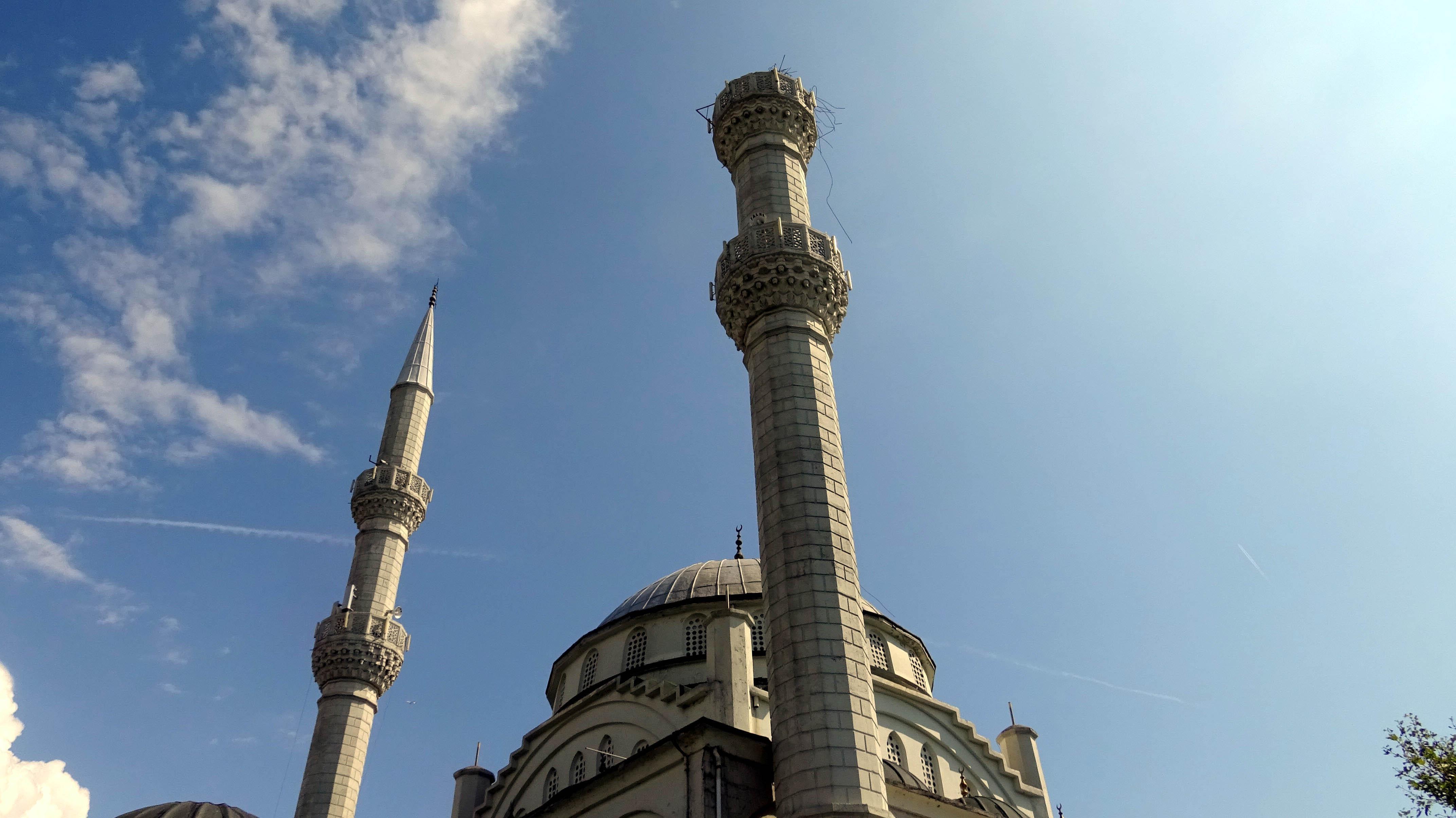 Silivri depreminde minaresi yıkılan Avcılardaki caminin yıkımına başlandı