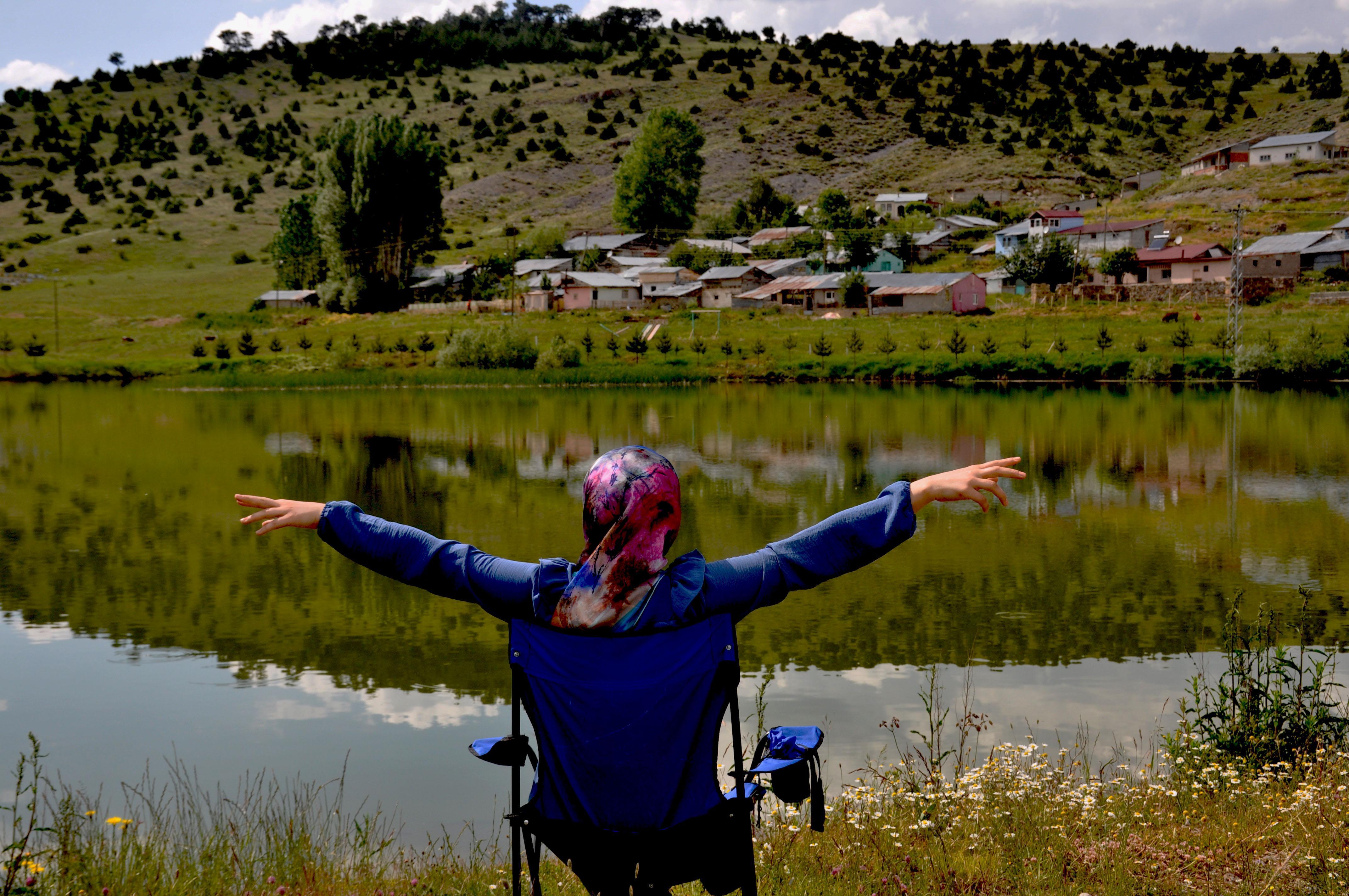Ernek Yaylasındaki doğal göl, ilgi görüyor