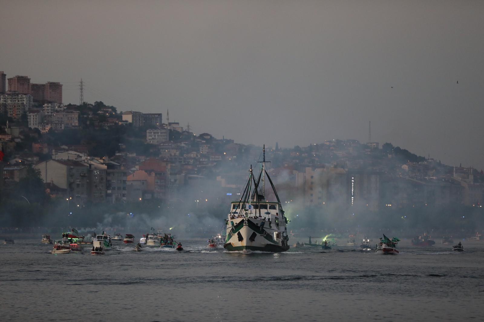 Kocaelisporun şampiyonluğu denizde ve kentte coşkuyla kutlandı