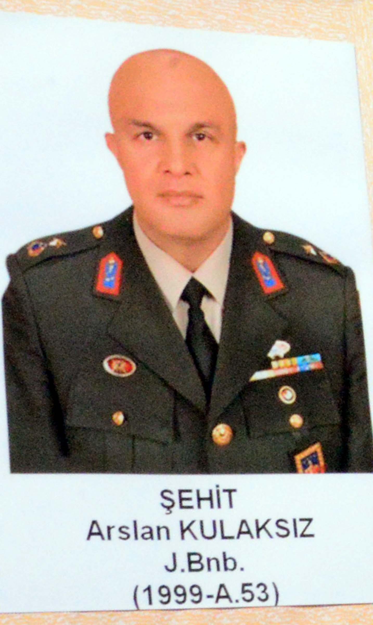 İçişleri: Binbaşı Kulaksızı şehit eden 3 terörist etkisiz hale getirildi, 9 şüpheli yakalandı