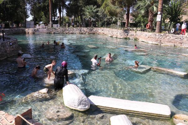 Kleopatranın da yüzdüğüne inanılan antik havuza yoğun ilgi