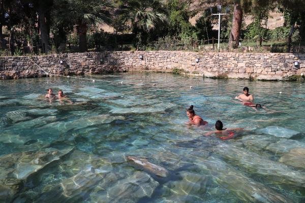 Kleopatranın da yüzdüğüne inanılan antik havuza yoğun ilgi