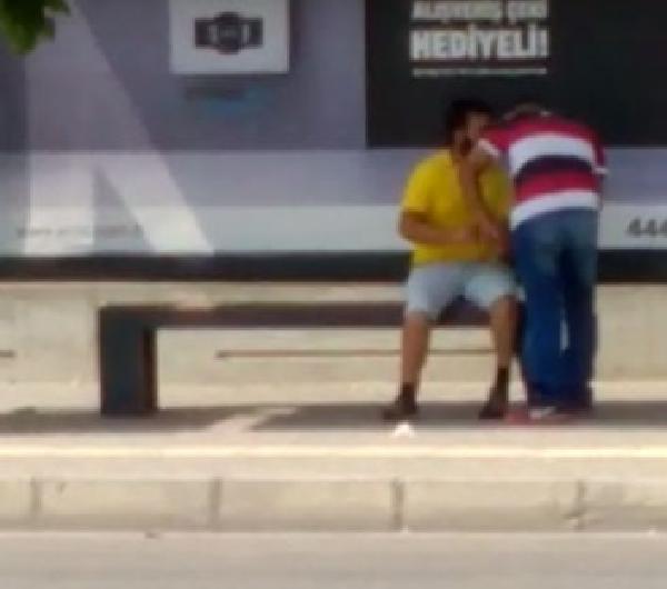 Satmak istediği dua kitabını almayan engelliyi, bıçak tehdidiyle gasbetti