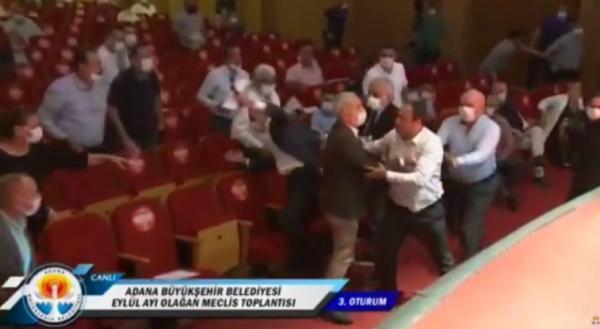Adana Büyükşehir Belediyesi Meclisinde yumruklu kavga; belediye başkanı darbedildi