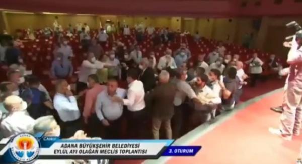 Adana Büyükşehir Belediyesi Meclisinde yumruklu kavga; belediye başkanı darbedildi