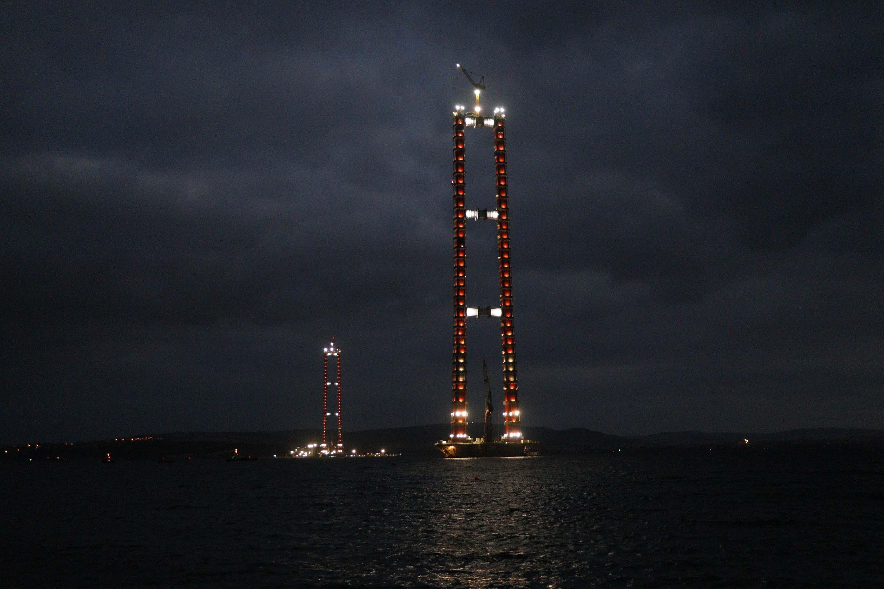 1915 Çanakkale Köprüsünde 2nci kılavuz halat çekiliyor, Boğaz gemi geçişlerine kapatıldı