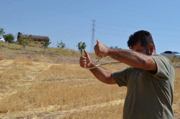 Ağaçtan yapılan çatal çubukla su arıyor