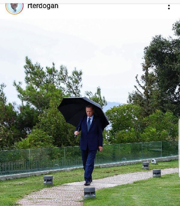 Cumhurbaşkanı Erdoğanın yağmurlu havada çekilen fotoğrafı paylaşıldı