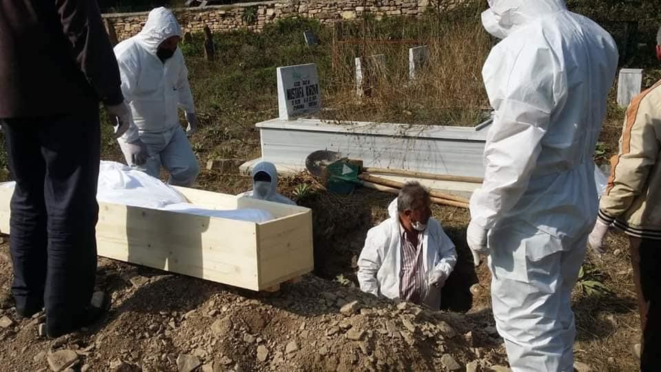 Koronavirüsten öldü, gömüldükten sonra tabutu yakıldı