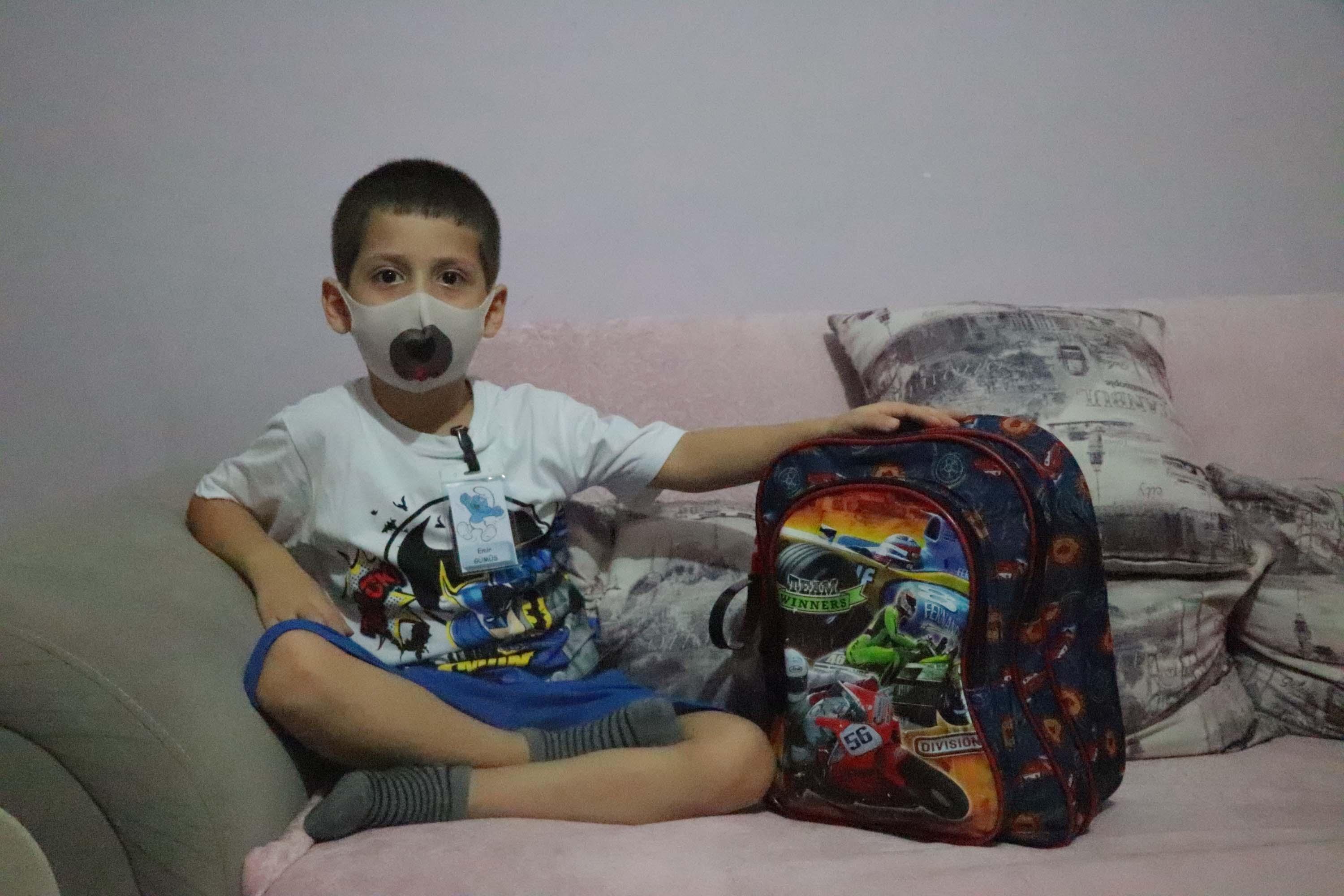 Okulun ilk gününde ağlarken görüntülenen Emir, fobisini yenmeye çalışıyor