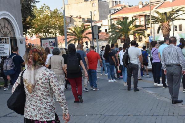 İzmirde toplu ulaşımda yoğunluk yaşandı, yolcular tedirgin
