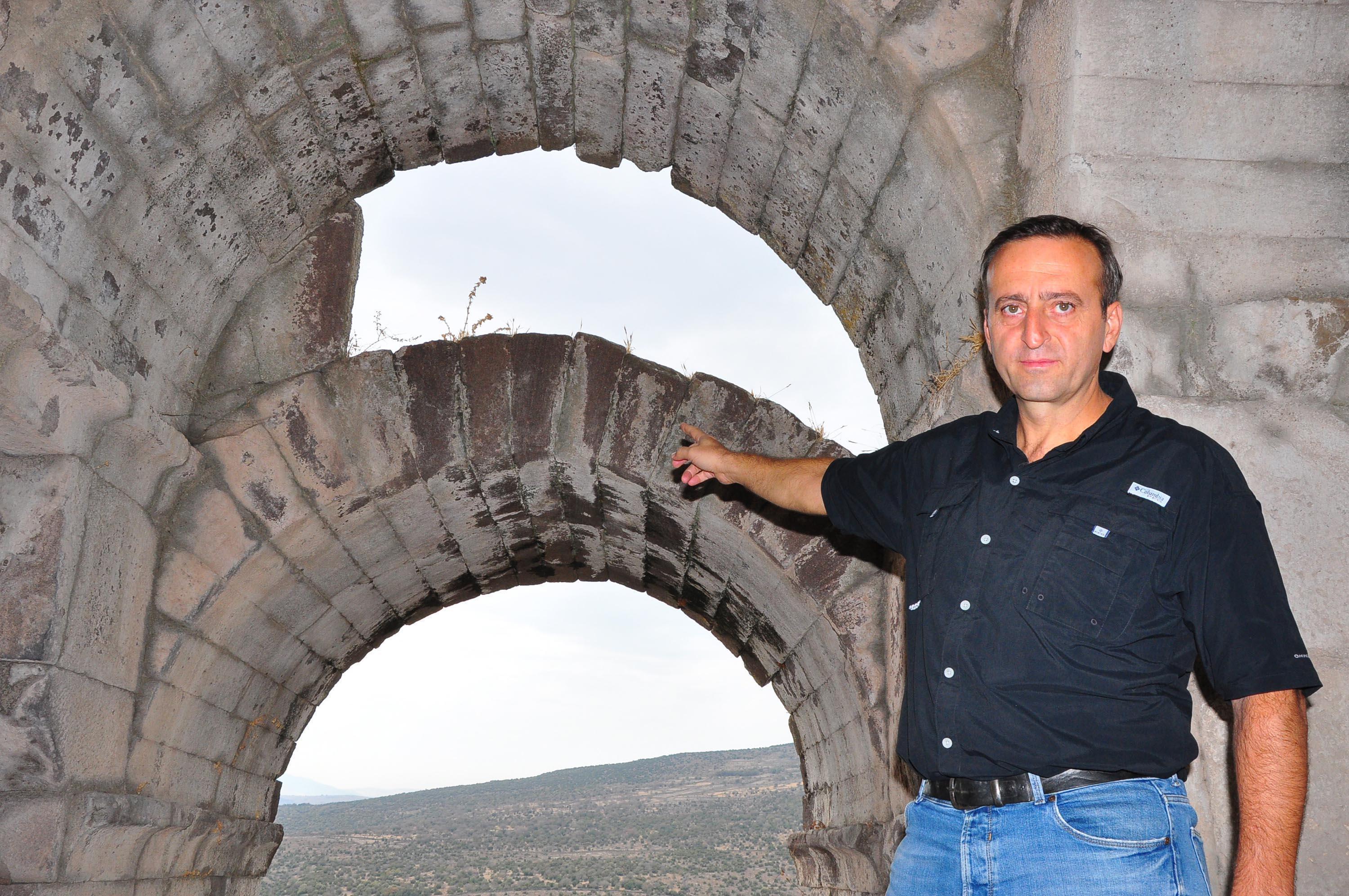 Antik kentin taşları ile cami ve 3 köprü yapılmış