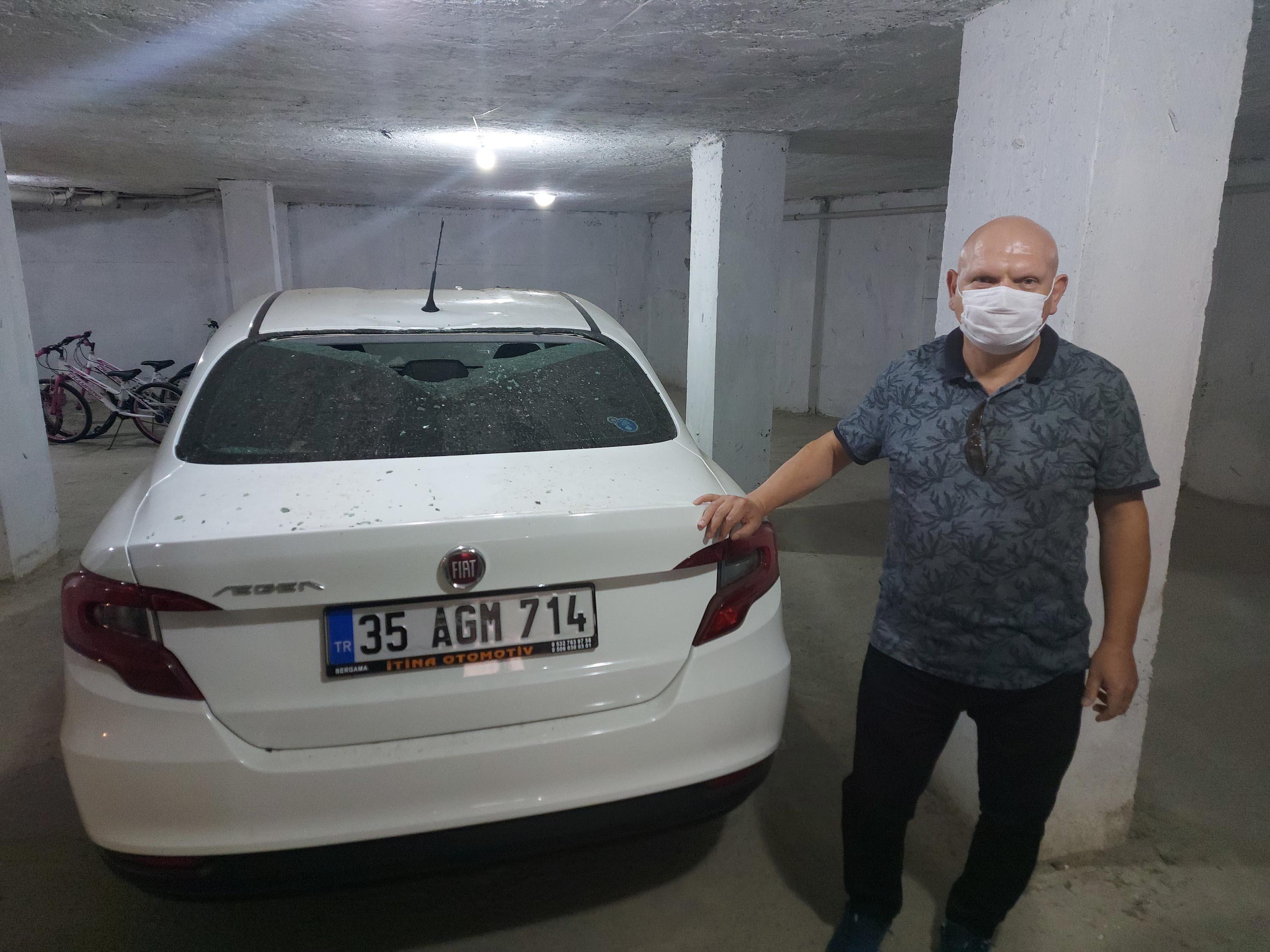 Evinin önüne park eden aracın üzerine saksı atıp, sopayla defalarca vurdu