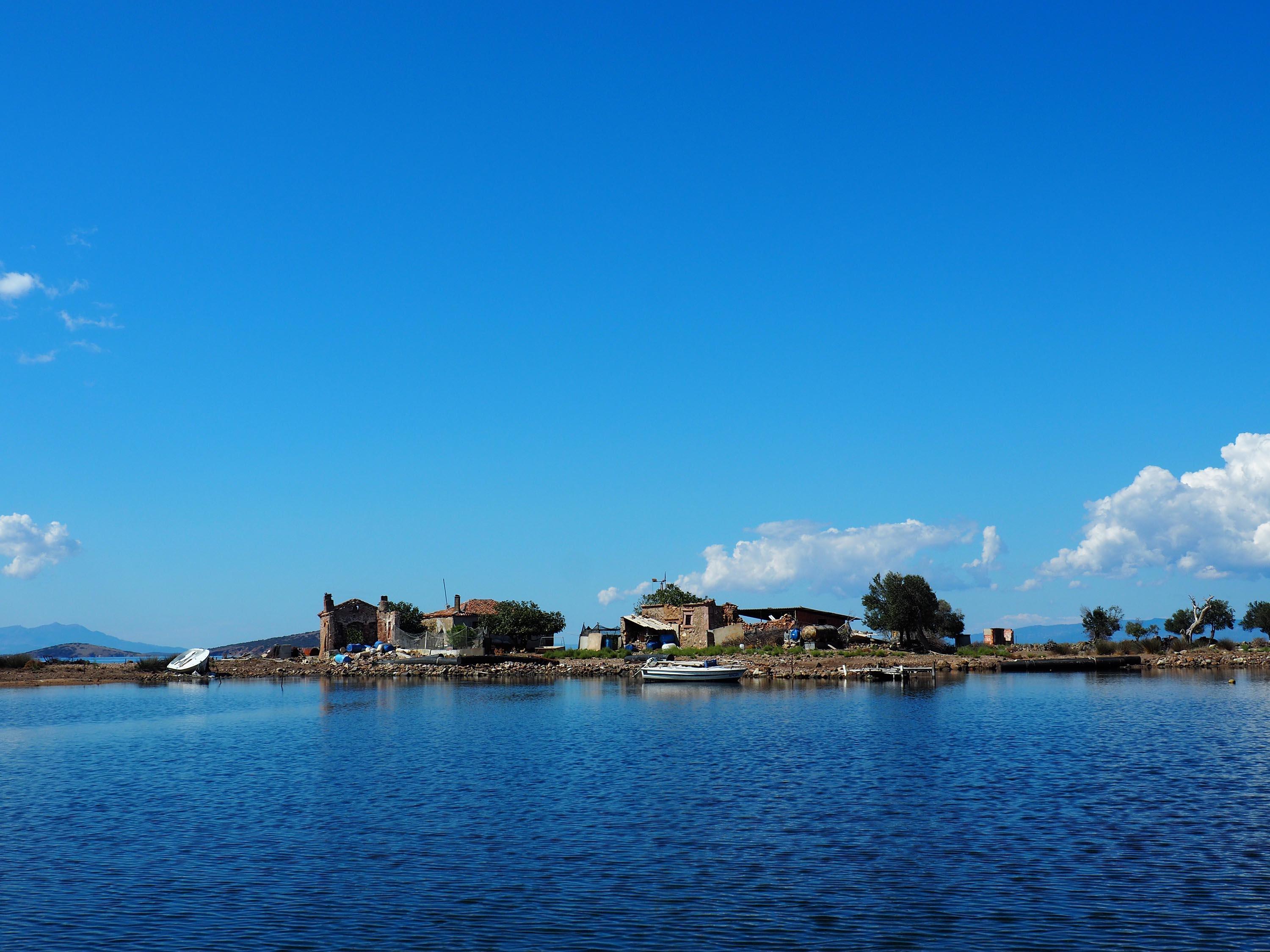 Adı Hülya Avşar ile anılan adada, 17 yıldır Robinson hayatı yaşıyorlar