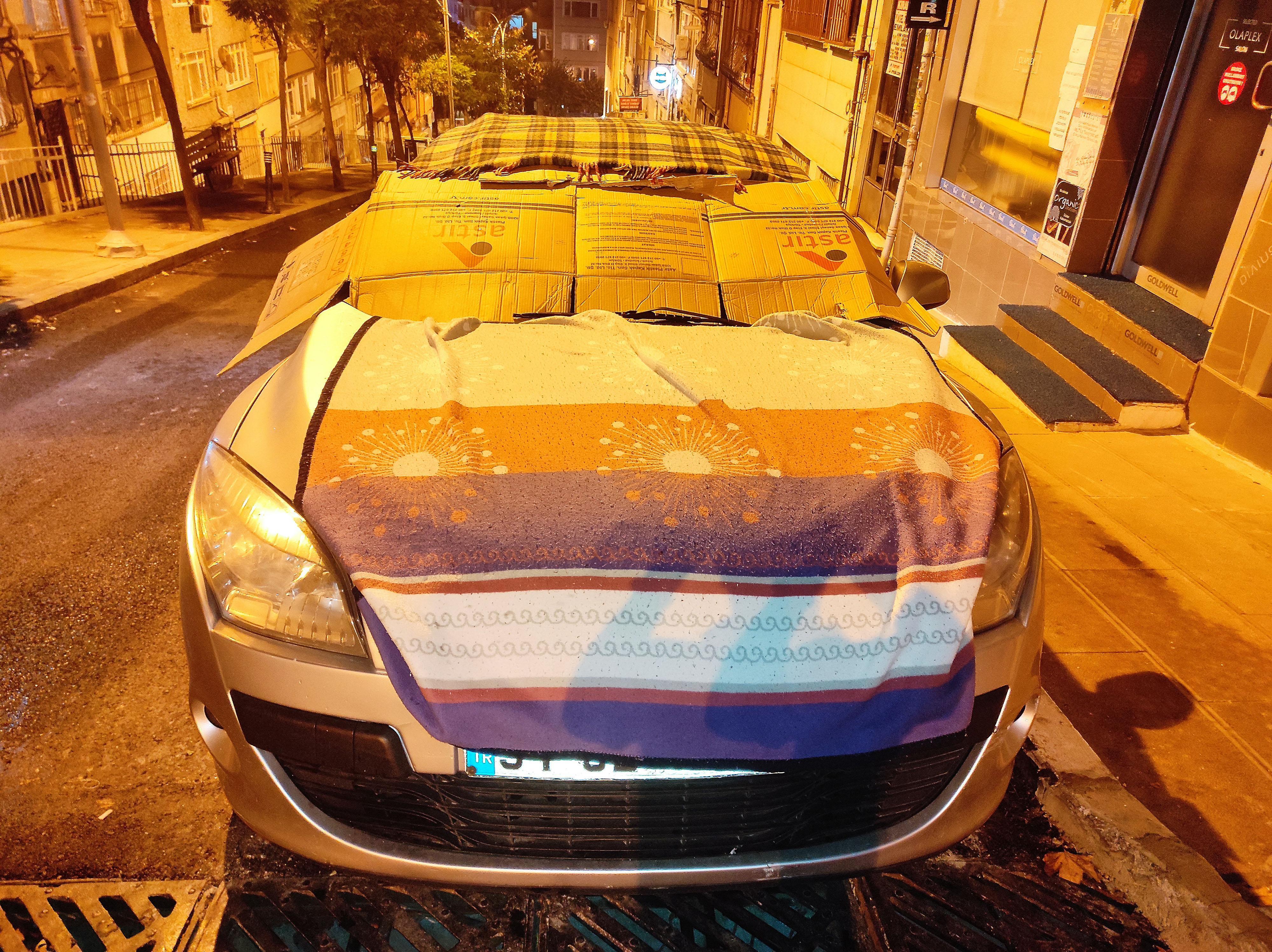 İstanbulda beklenen dolu öncesi viyadük altları bile araçlarla doldu