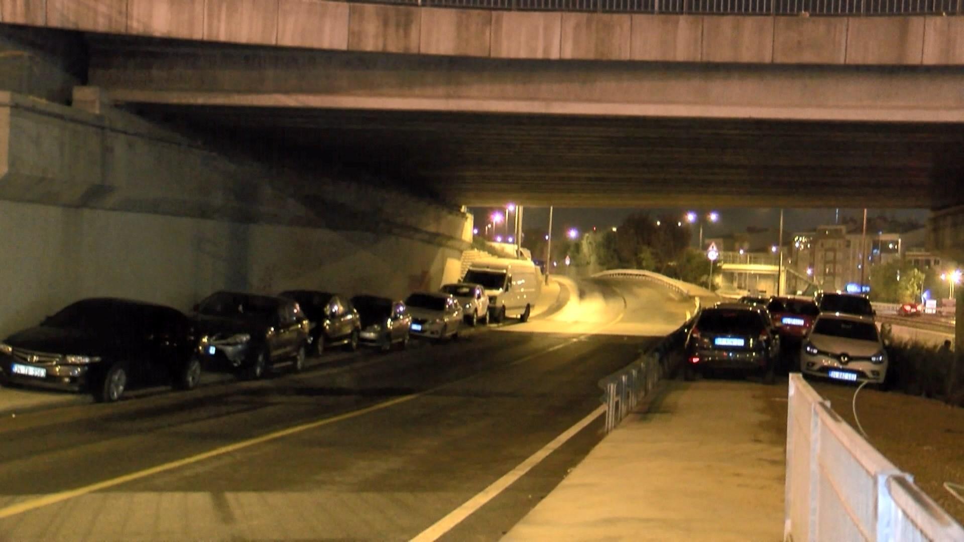 İstanbulda beklenen dolu öncesi viyadük altları bile araçlarla doldu