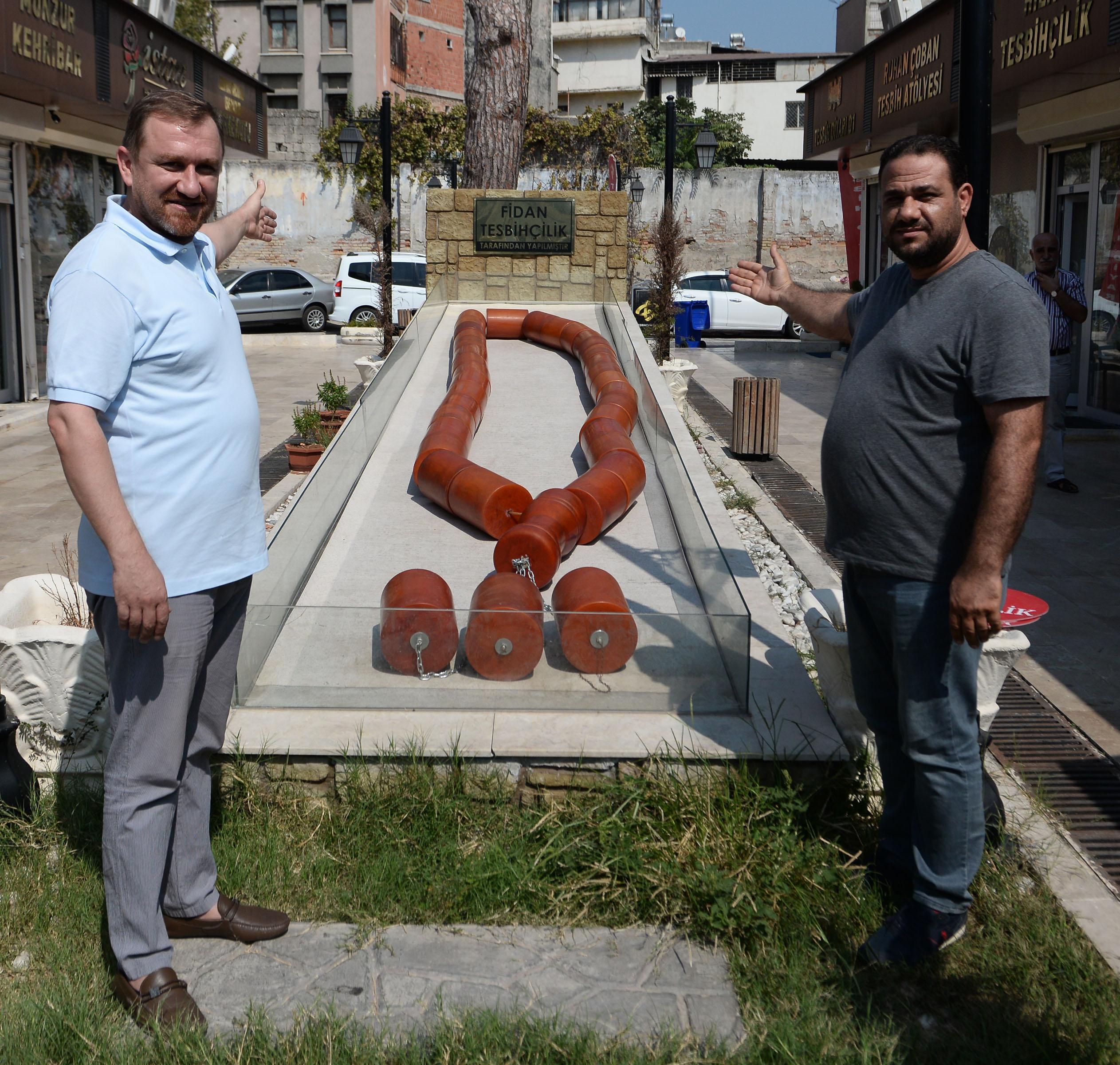 Guinness adayı 1 tonluk tespihi, külliyeye hediye etmek istiyor