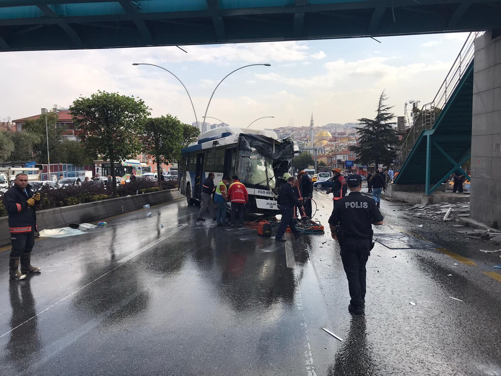 Ankarada belediye otobüsü üst geçit asansörüne çarptı