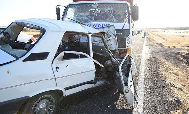 Siverek’te kamyonet ile otomobil çarpıştı: 3 ölü, 1 yaralı