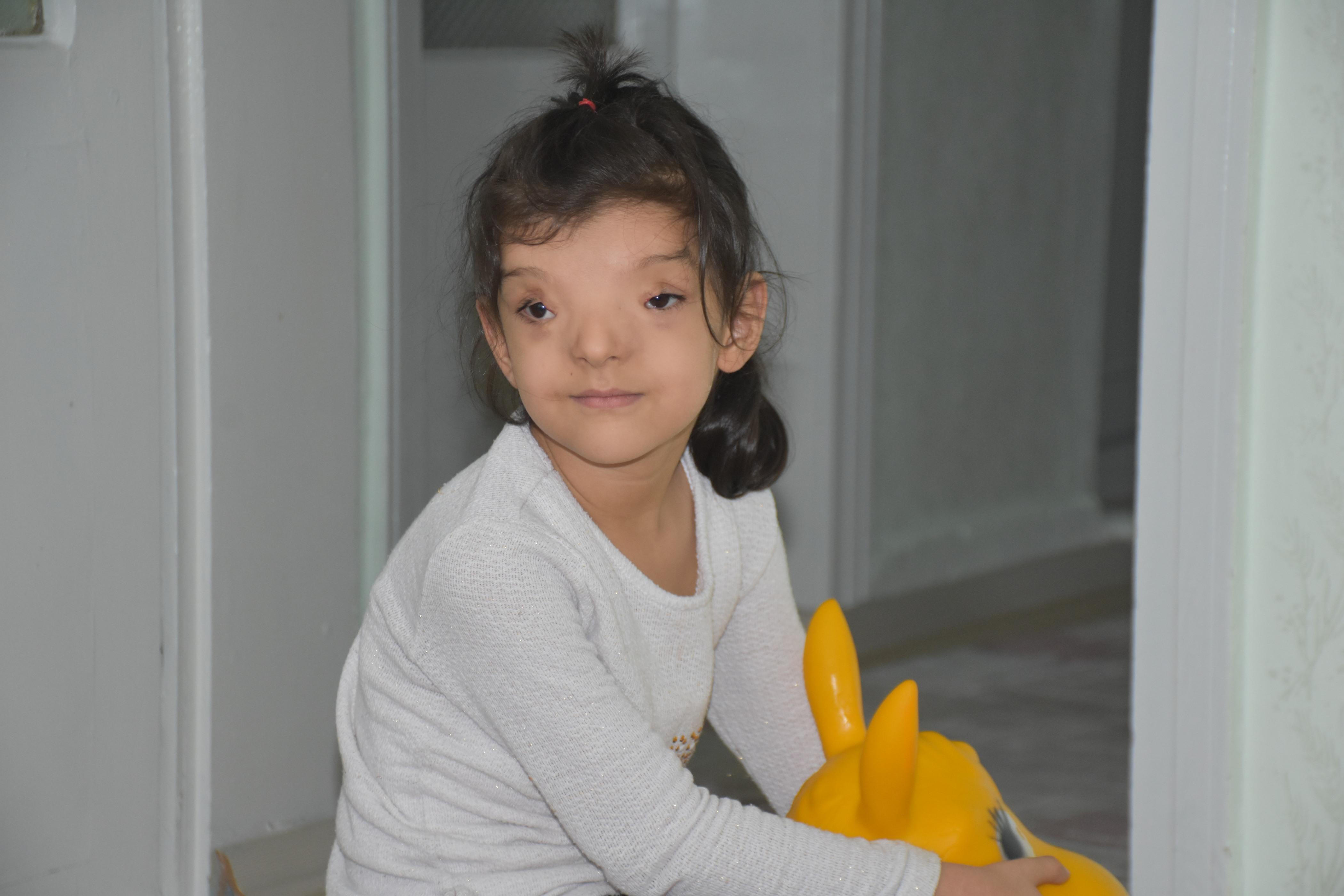 Ailesi, küçük Ayşenurun tedavisi için yardım bekliyor