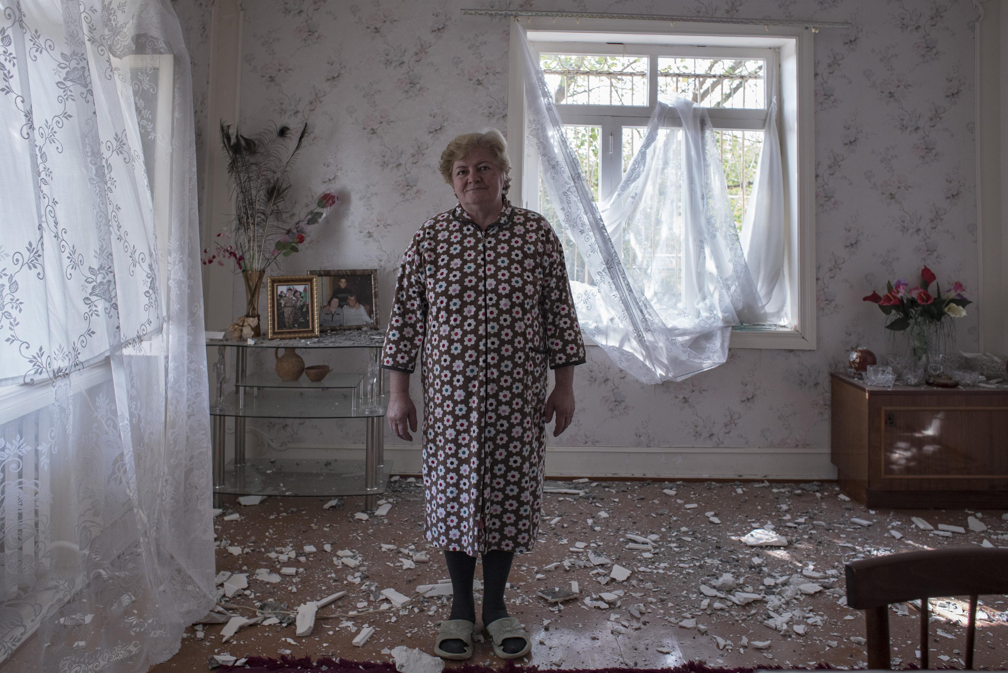 Azerbaycanda evi bombalanan doktor, asker ve halk için Terteri terk etmiyor