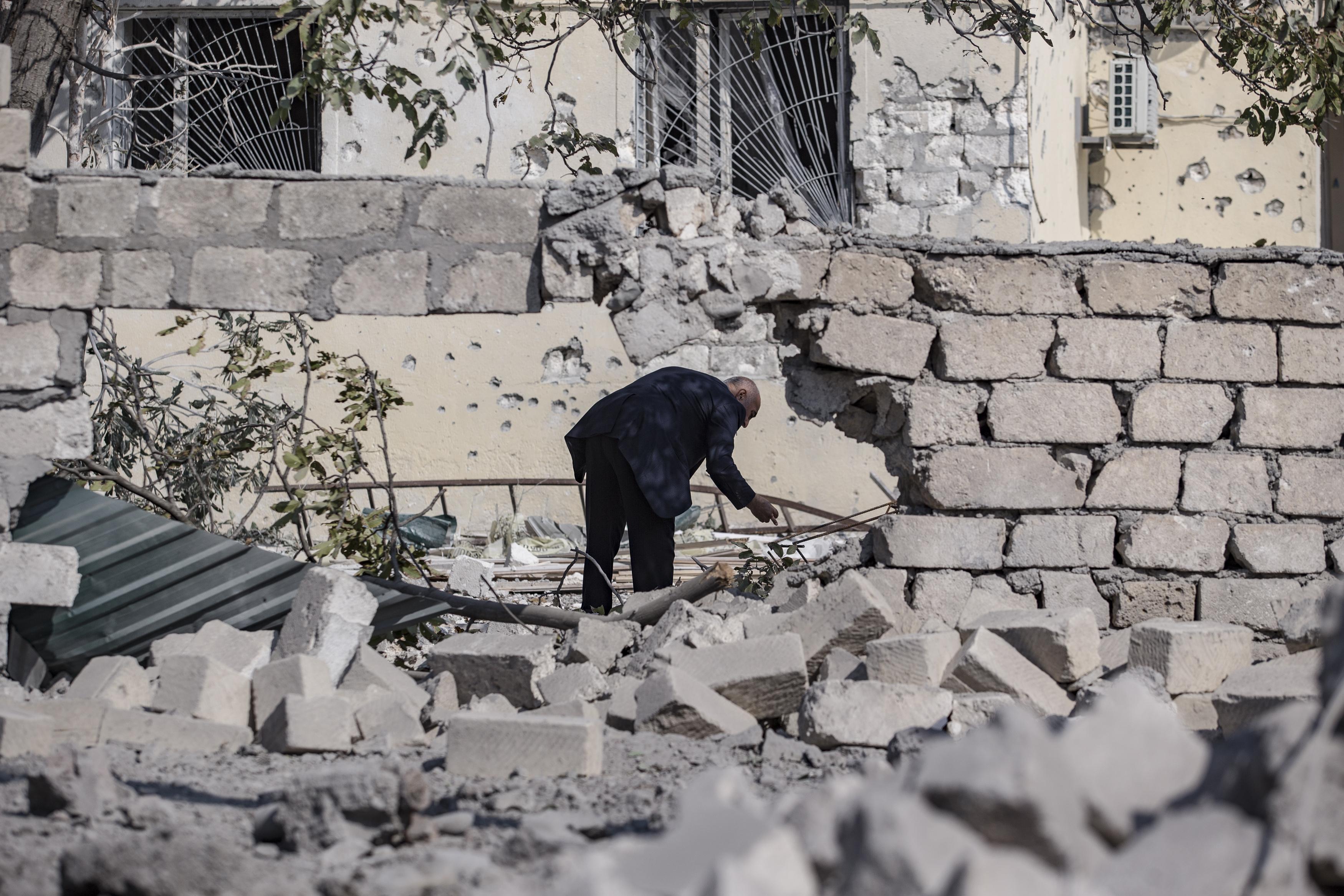 Azerbaycanda evi bombalanan doktor, asker ve halk için Terteri terk etmiyor