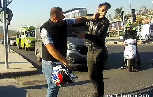 Kağıthanede trafik magandası terör estirdi; Önünü kestiği motosikletliyi tokatladı