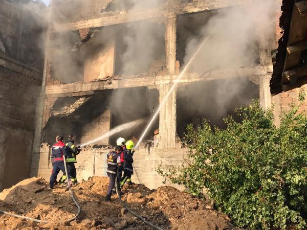 Muşta 4 katlı nalburda yangın