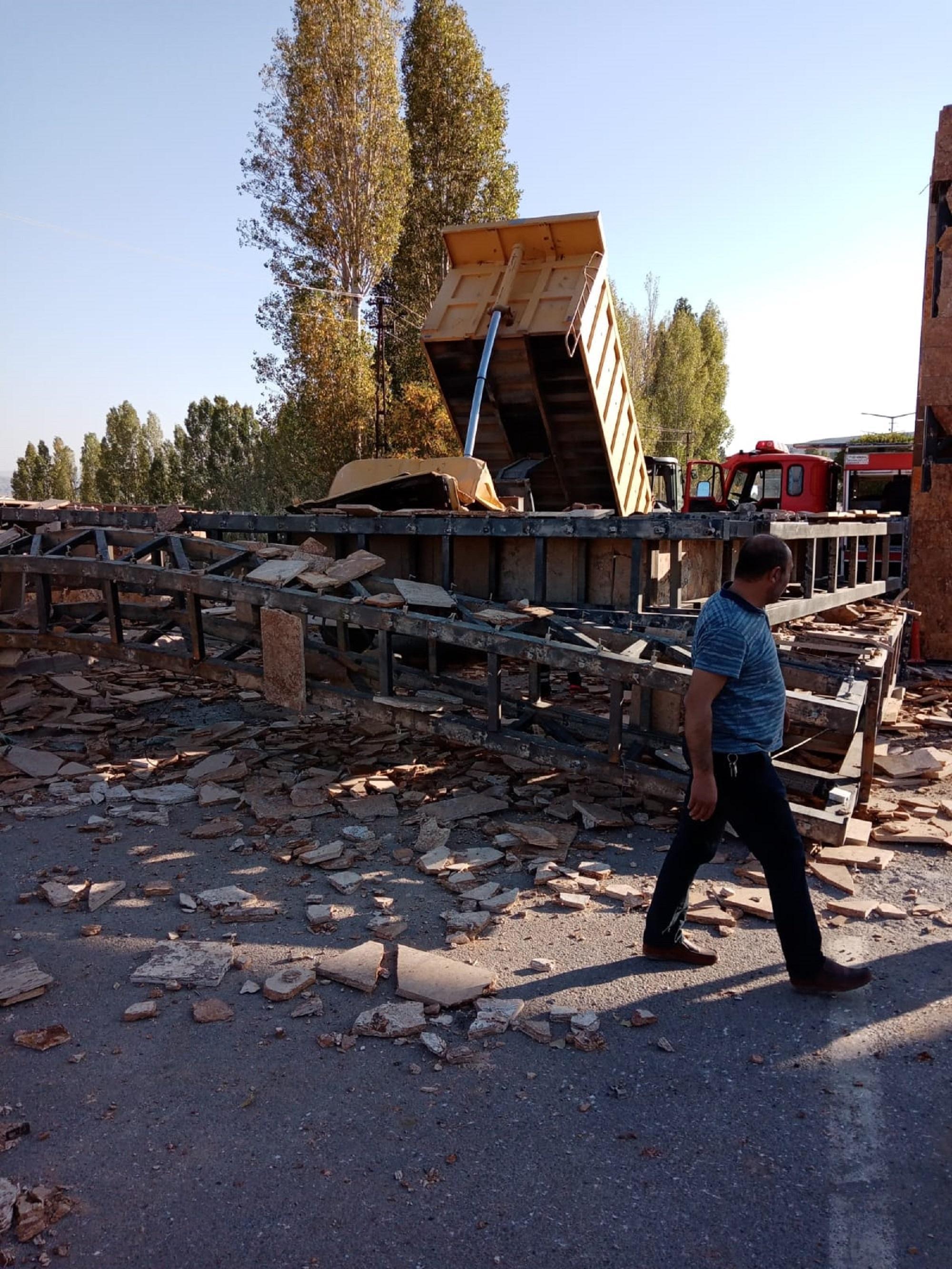 Damperi açık unutulan kamyon mermer bloklara çarptı, sürücü öldü