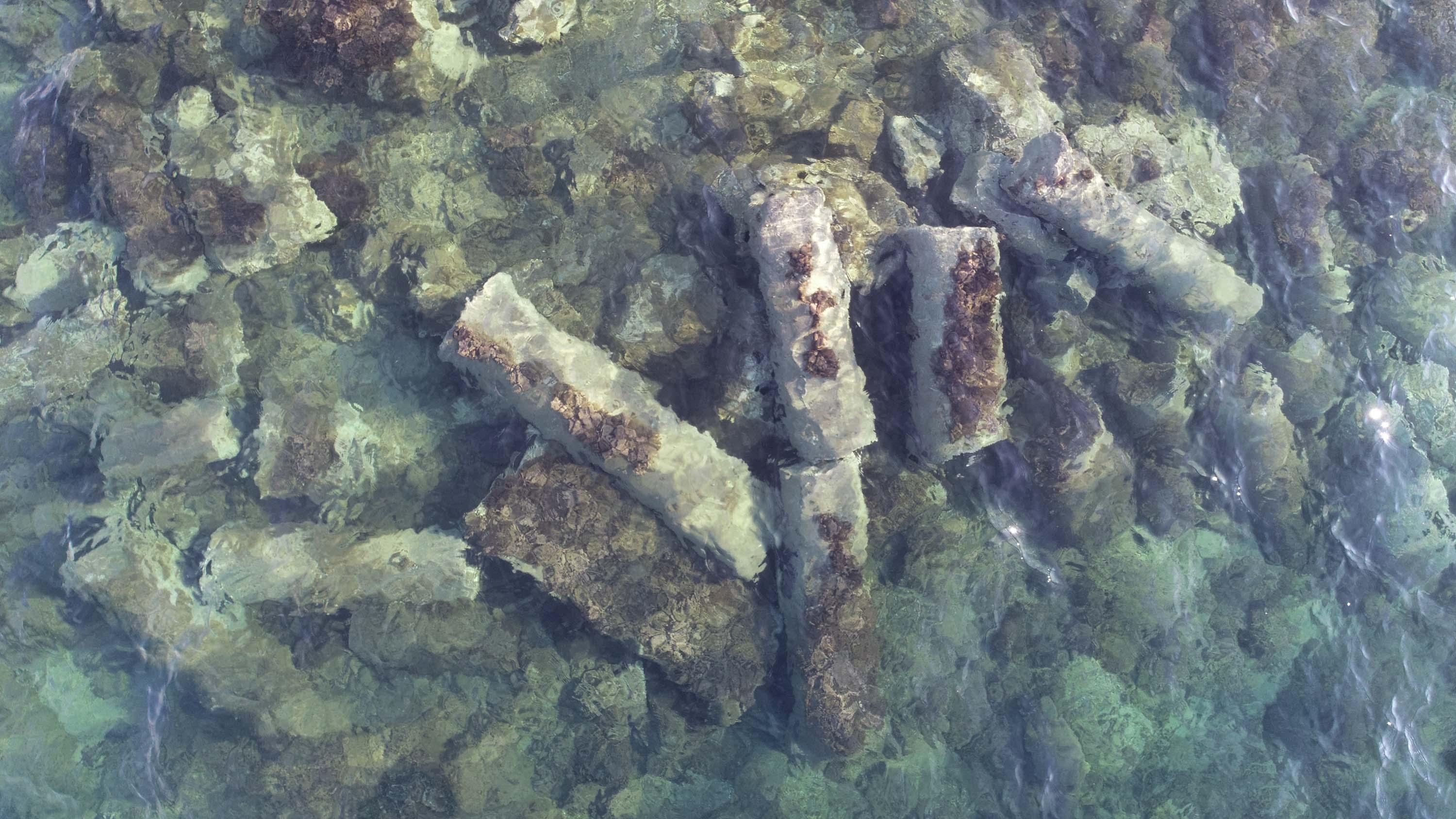 Denizdeki 2 bin yıllık granit sütunlar ilgi görüyor