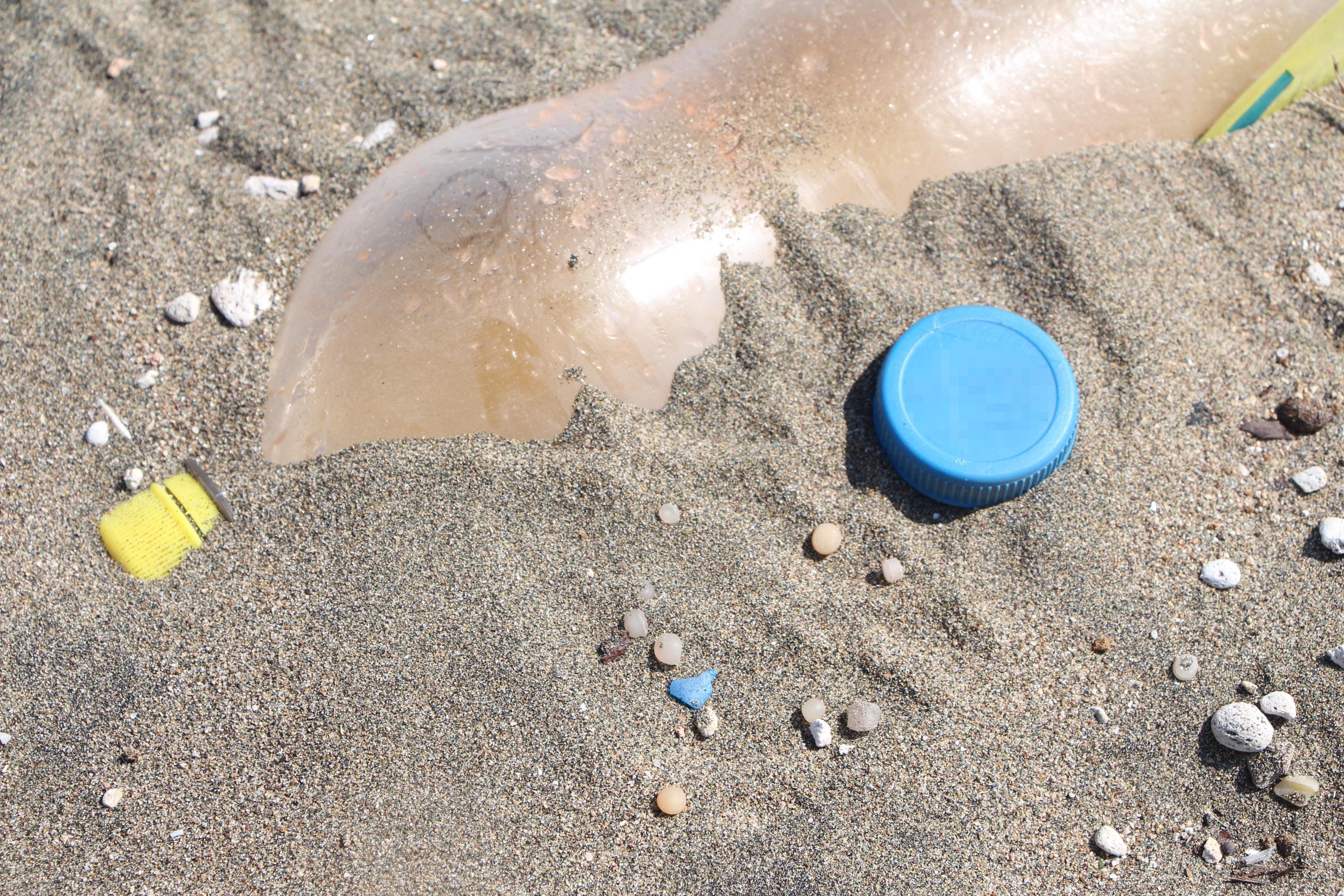 Plastik ham maddesi sahil kumlarına karıştı; bir avuç kumda 200 tane var