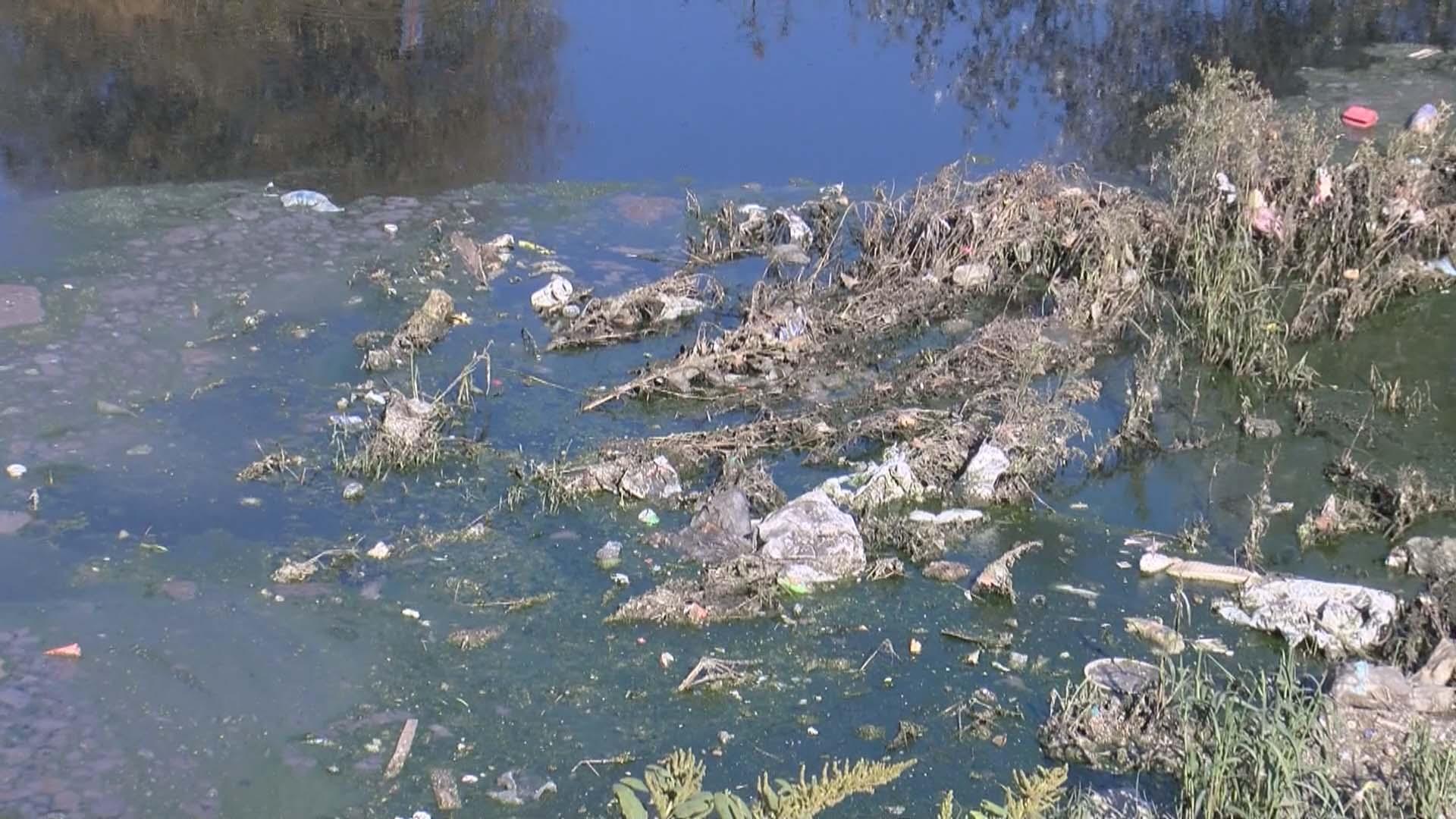 Yeşilköyde dere çöp ve pislikle kaplandı, çevre sakinleri isyan etti