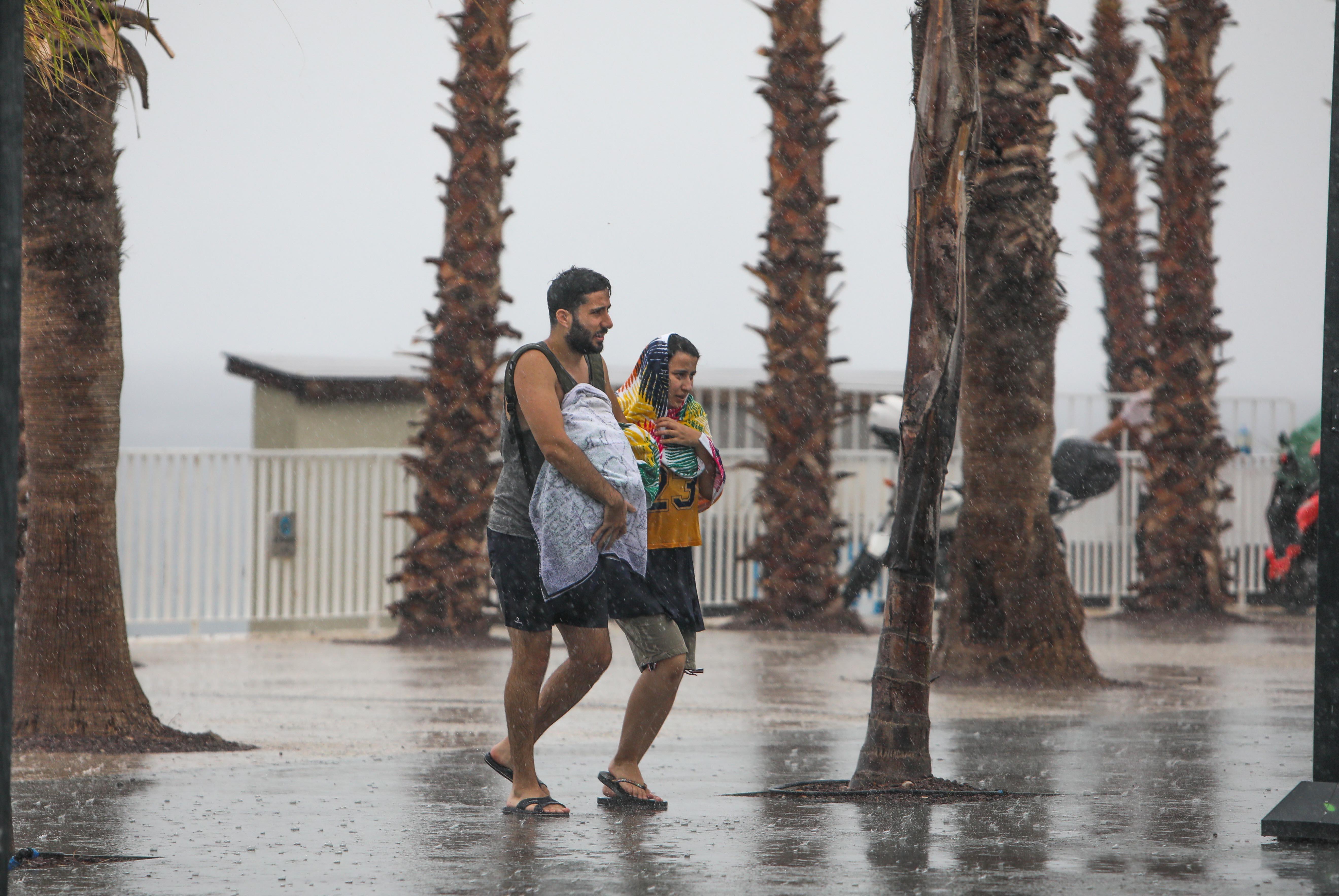 Antalya’da sağanak ve rüzgar etkili oldu; ağaçlar devrildi, yollar göle döndü