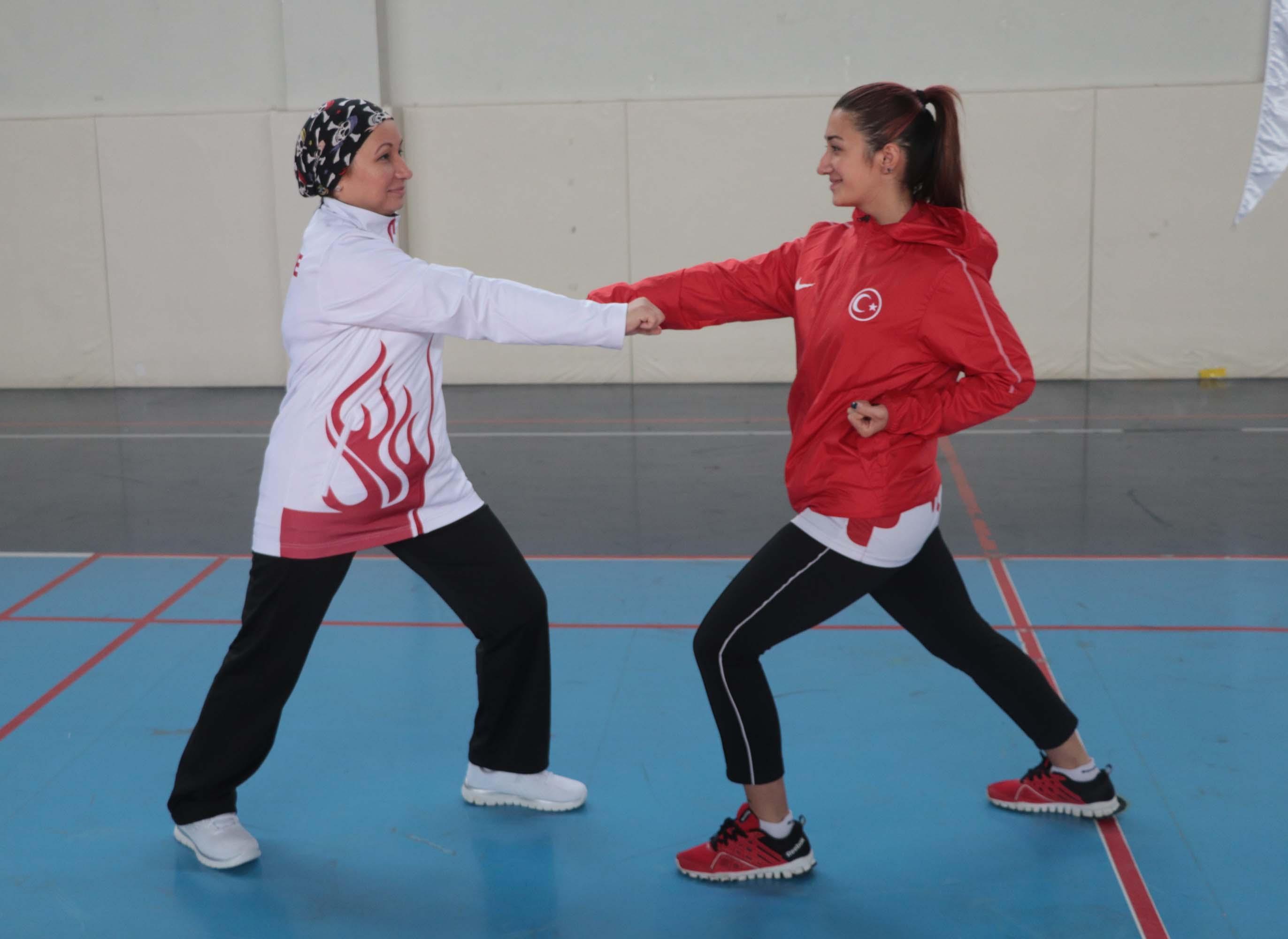 Sporcu anne ve kızı aynı fakültede öğrenci oldu