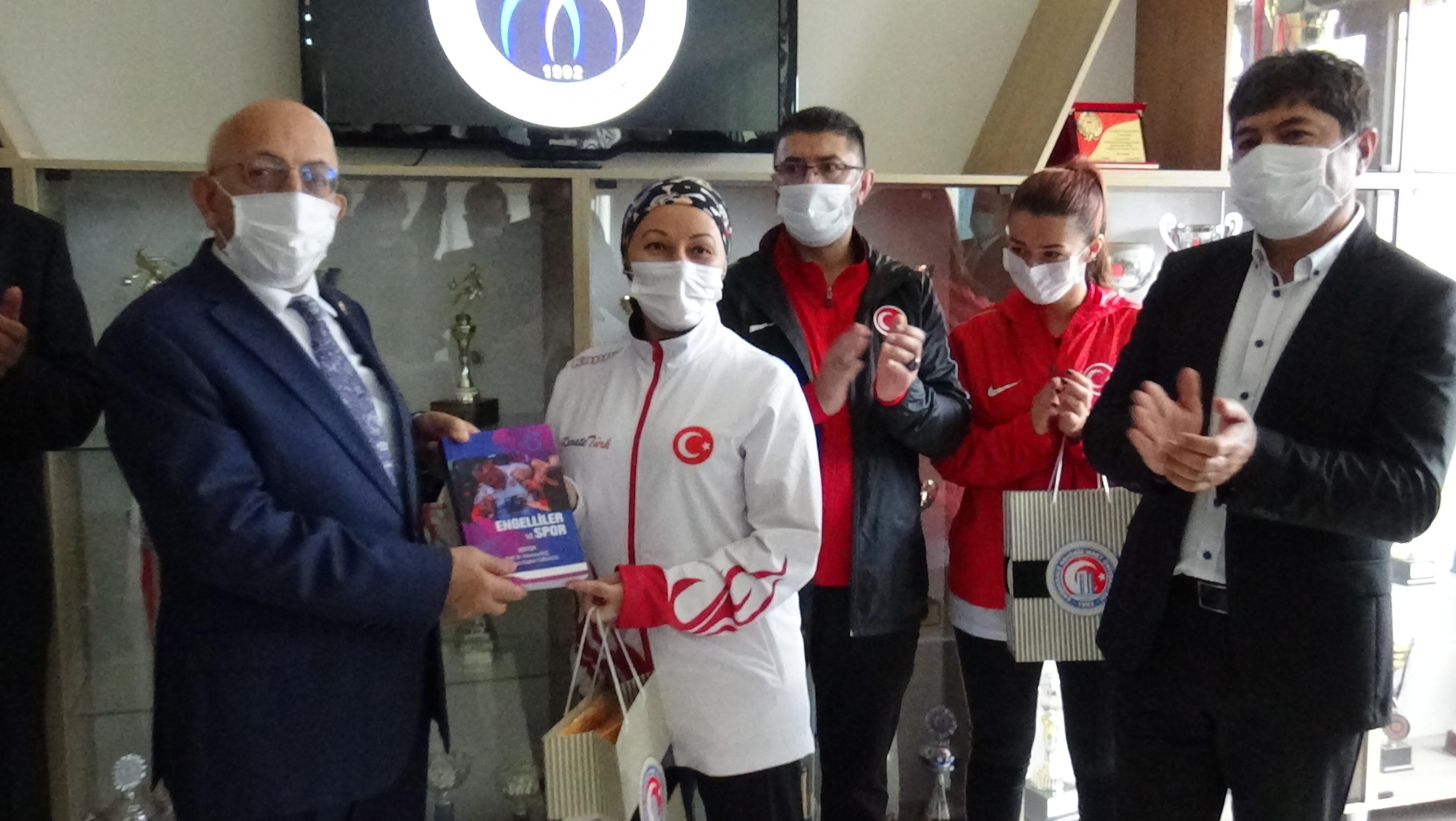 Sporcu anne ve kızı aynı fakültede öğrenci oldu