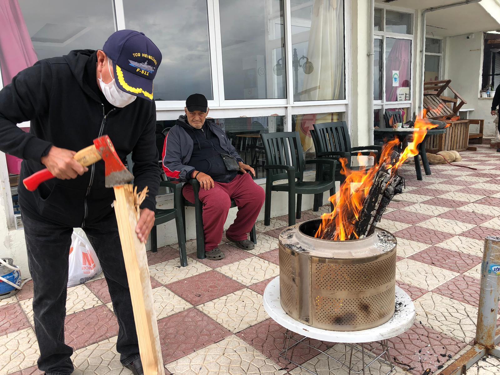 Yazlıkçılar kışın da İstanbula dönmüyor; odun kırıp ateş yakıyorlar