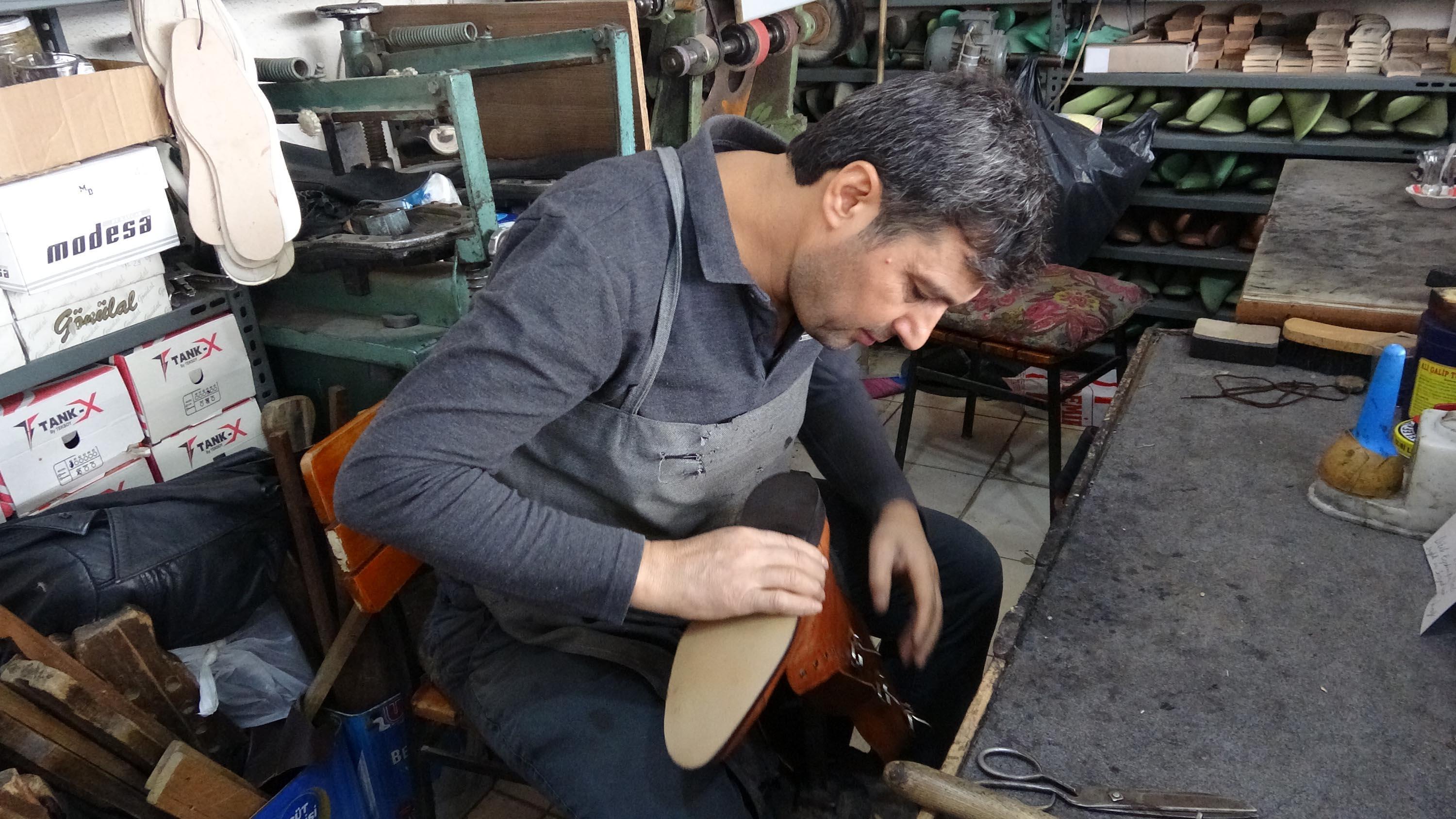 Atatürkün de giydiği 1 asırlık çizmenin benzerini yaptı