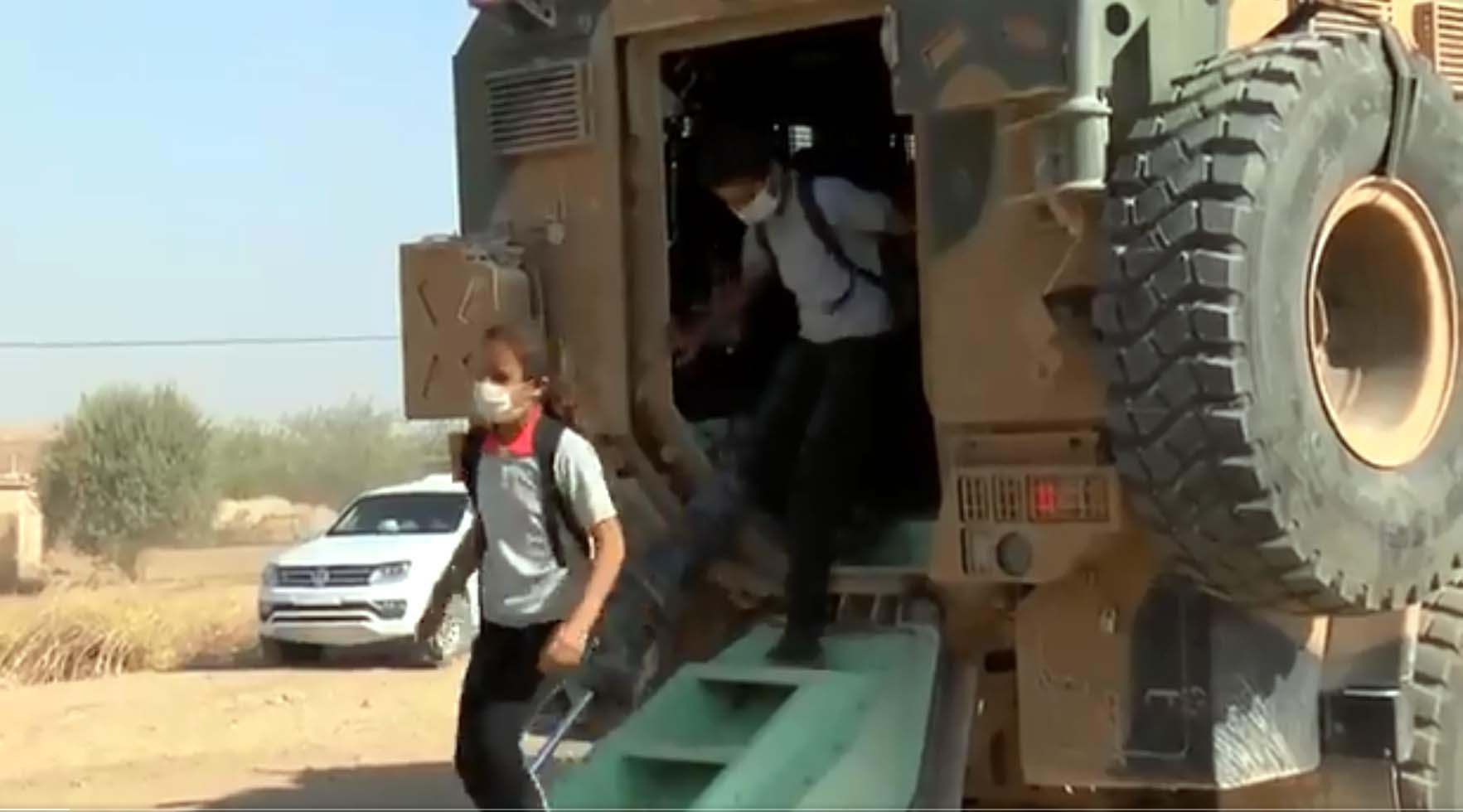 Mehmetçik, Resulaynlı çocukları zırhlı araçlarla okula taşıyor