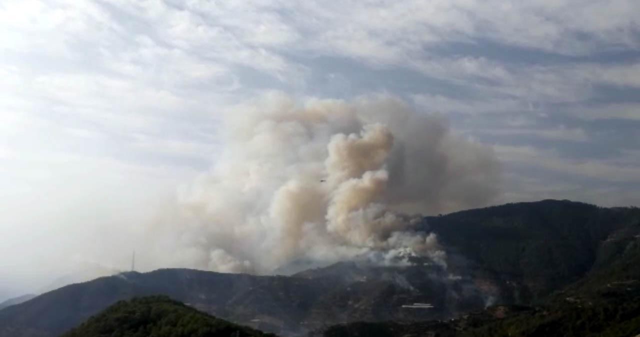 Anamurda yerleşim yeri yakınında orman yangını
