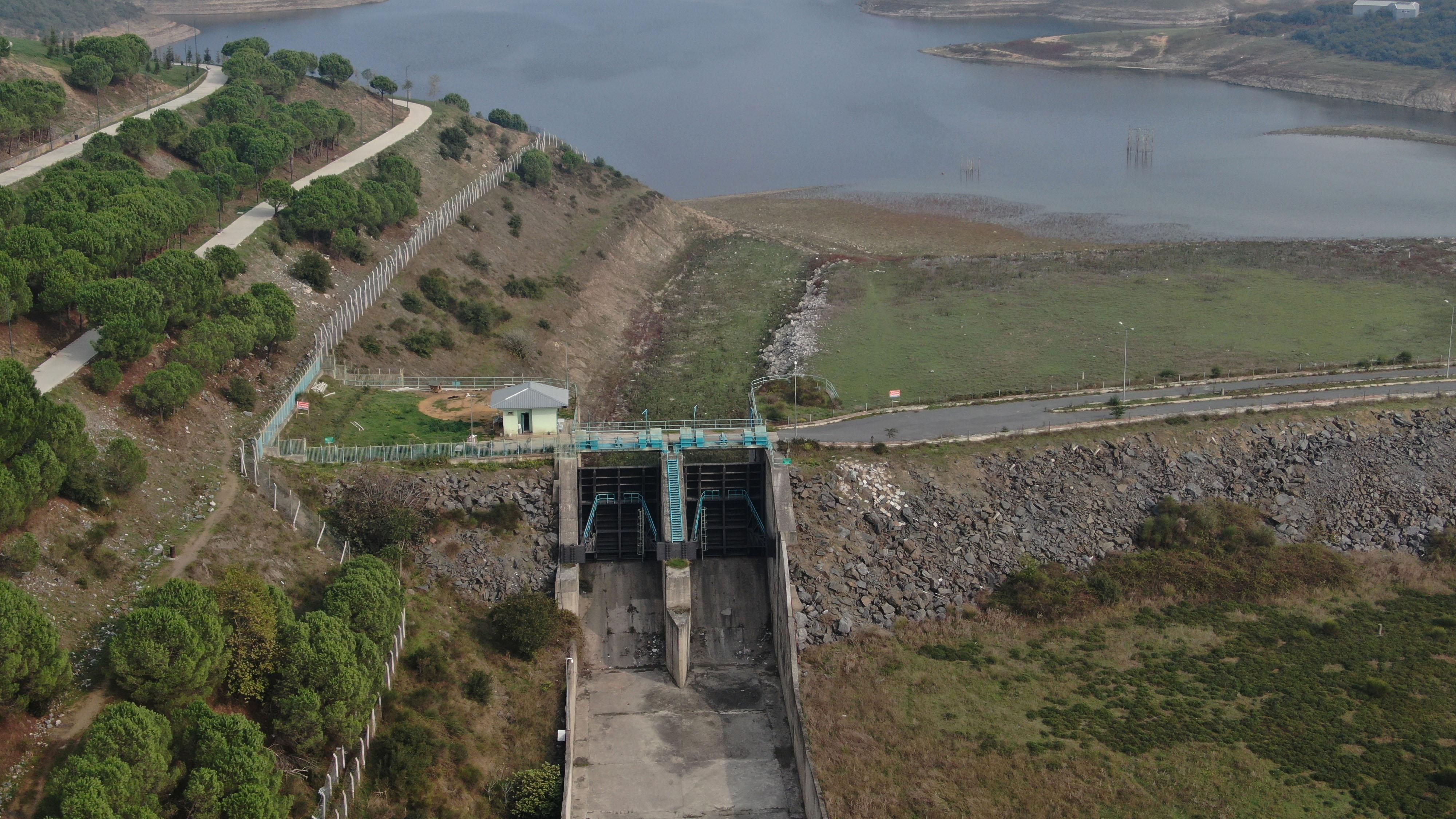 İstanbul barajları kritik seviyede; Alibeyköy Barajında eski elektrik direkleri ortaya çıktı
