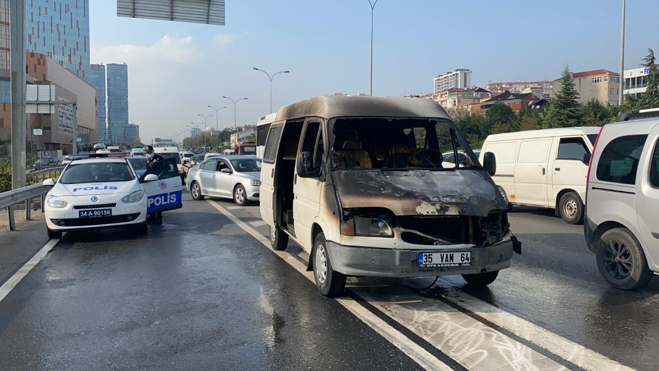 Kartal D-100de minibüs alev alev yandı