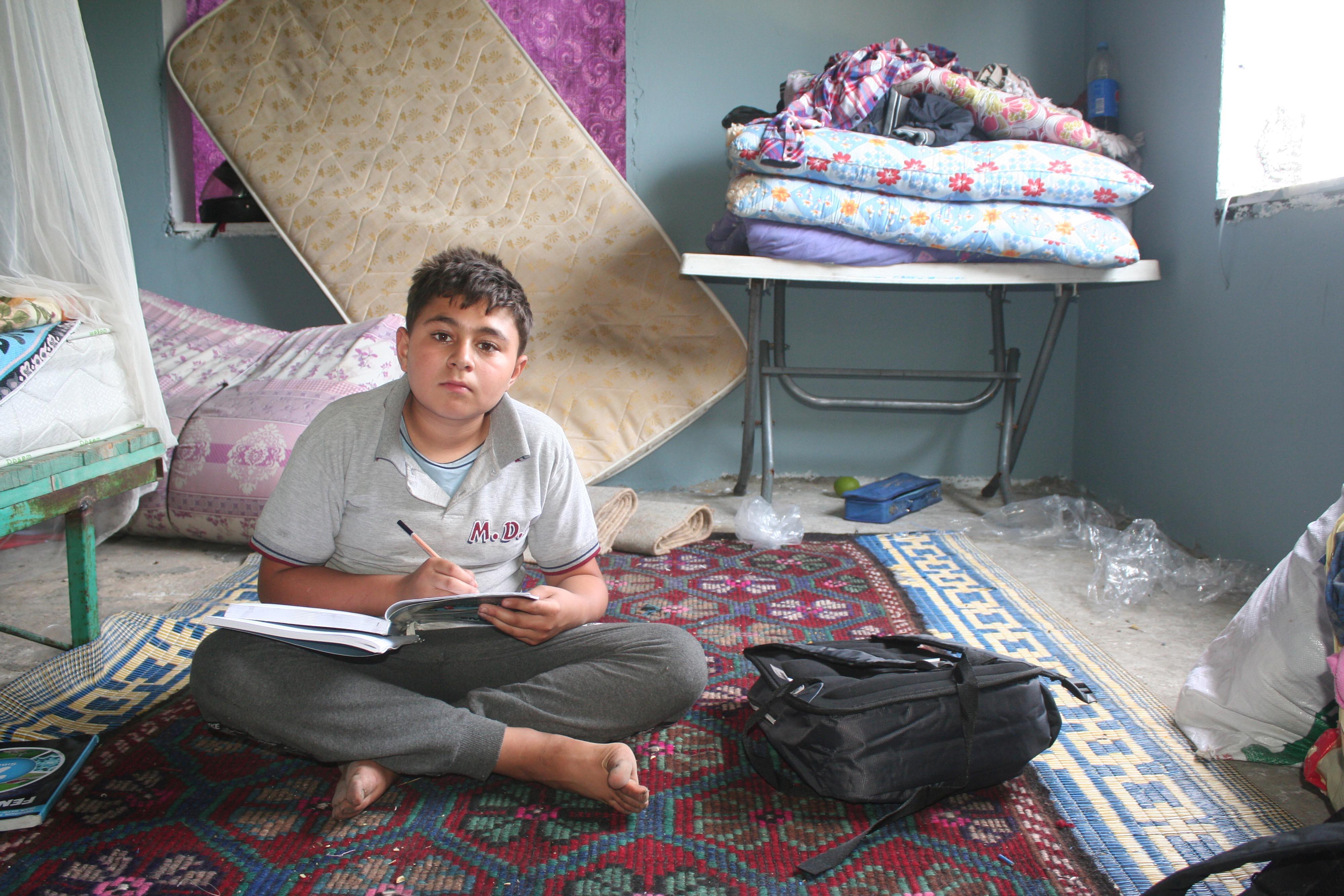 Evlerinde çıkan yangında bilgisayarı yanan Mustafa: Okumak istiyorum