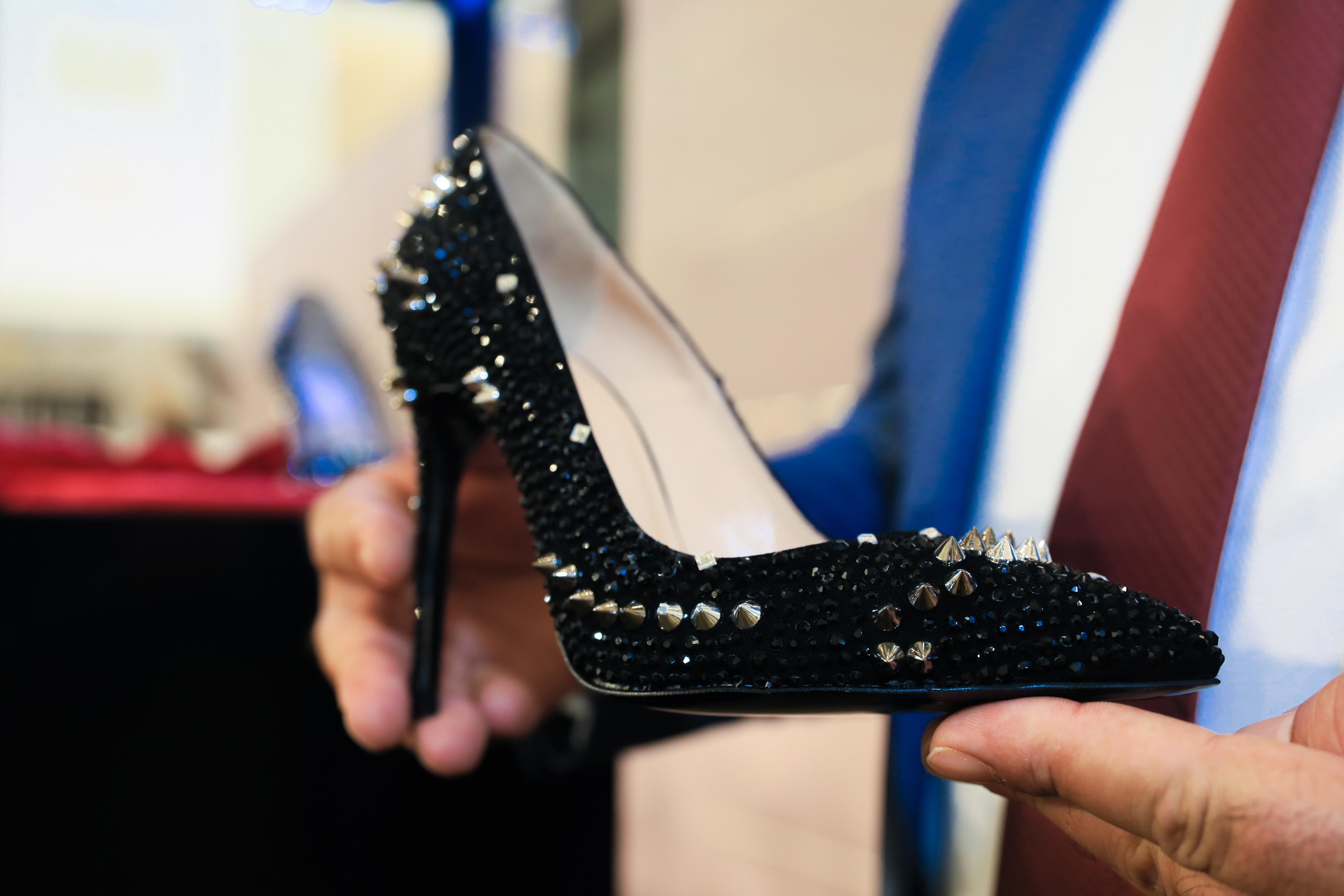 Taş süslemeli kadın ayakkabısı, 104 bin TLye satıldı