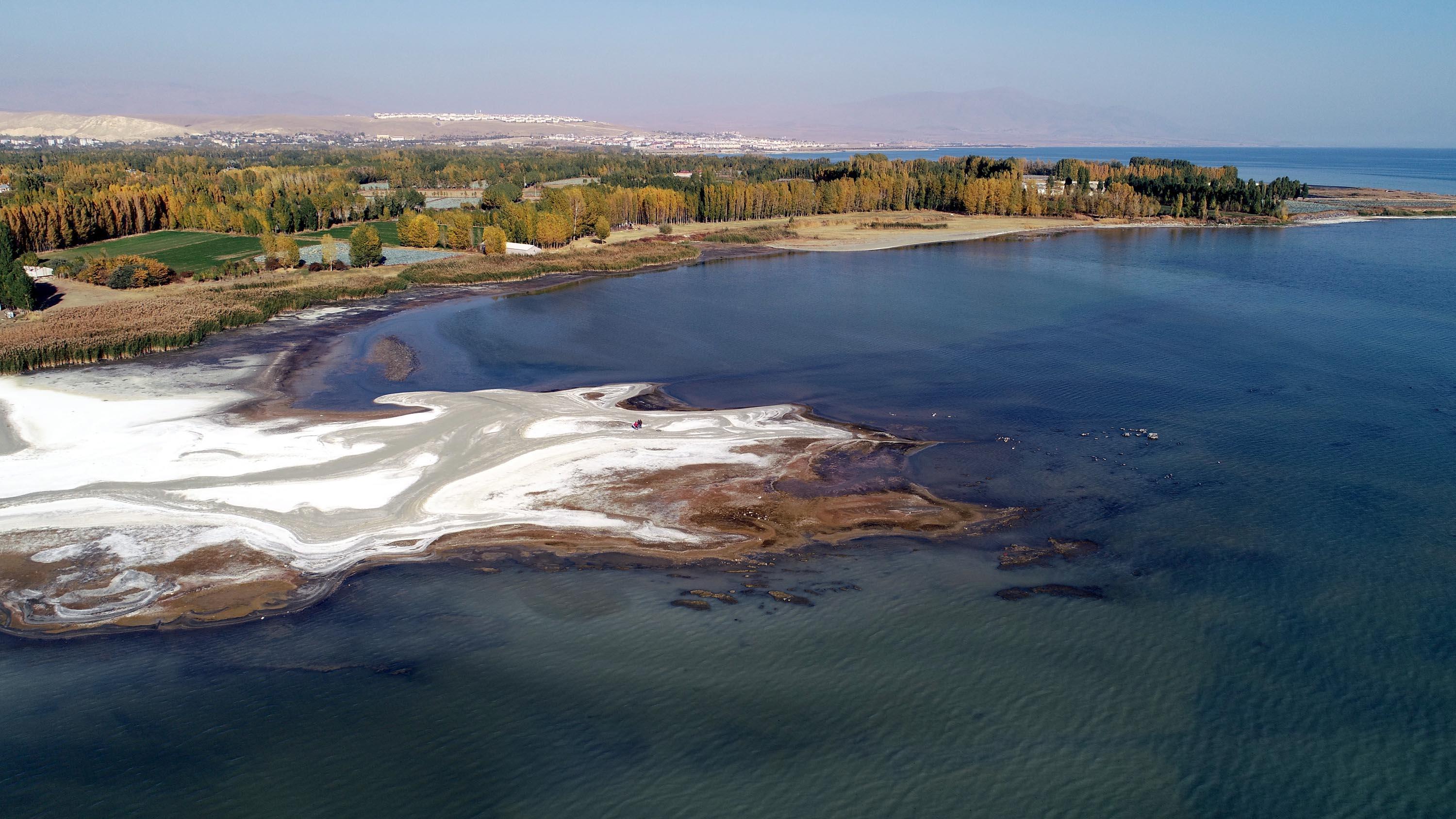 Van Gölünde sular çekilince mikrobiyalitler ortaya çıktı