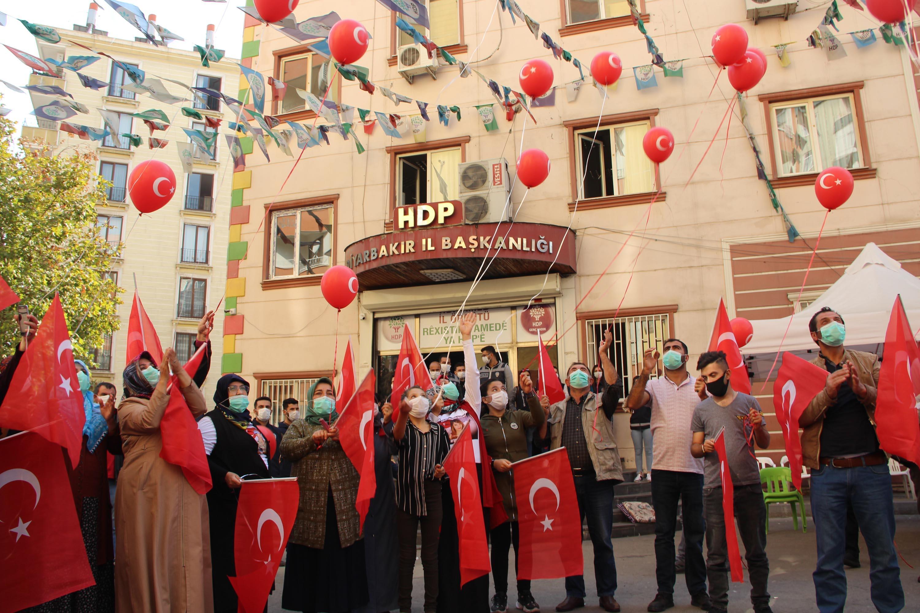 HDP önünde evlat nöbeti tutan ailelerden 29 Ekim kutlaması